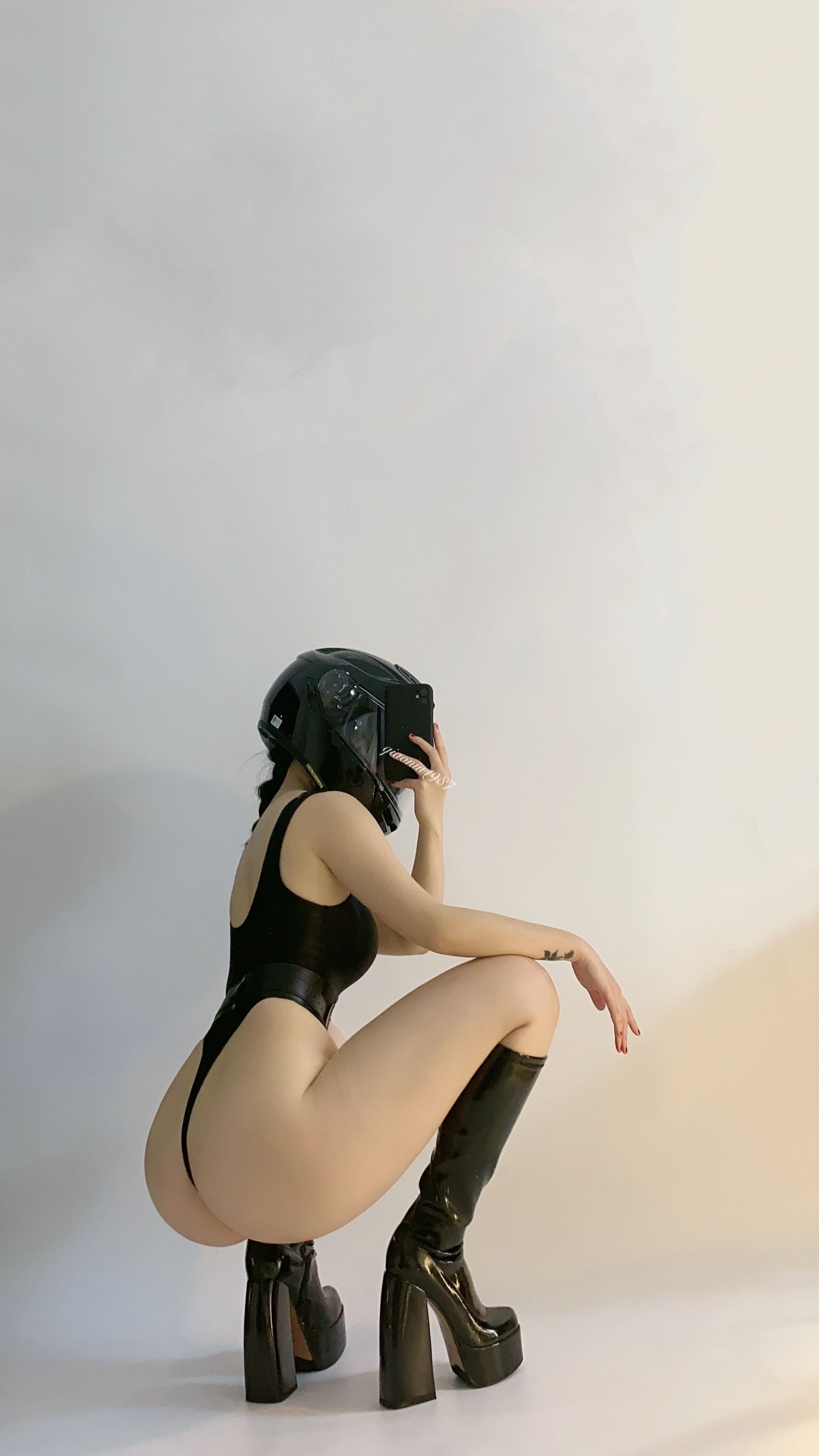 [福利COS] 俏妞qiaoniuTT - 丝袜长腿翘臀 视图合集