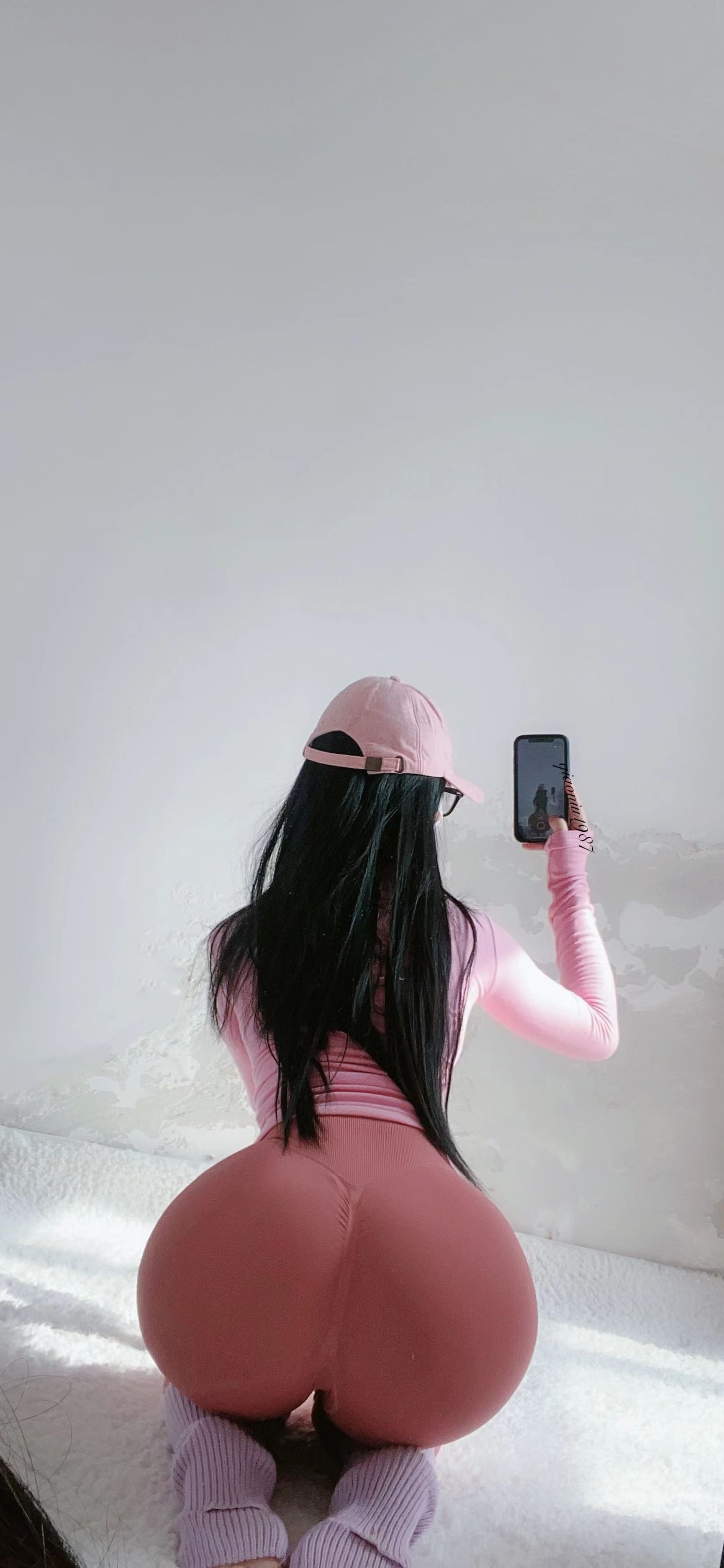 [福利COS] 俏妞qiaoniuTT - 丝袜长腿翘臀 视图合集