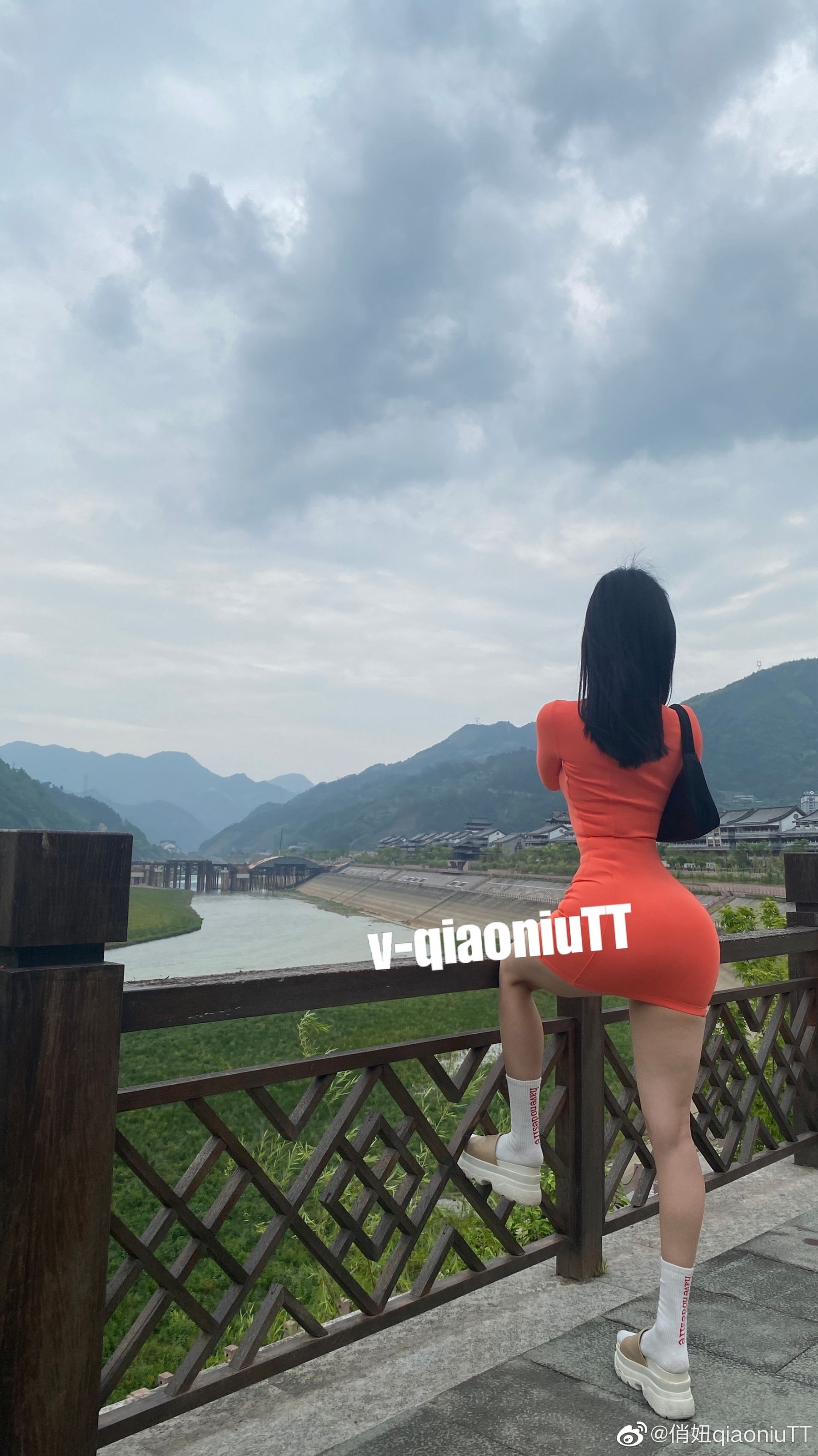[福利COS] 俏妞qiaoniuTT - 丝袜长腿翘臀 视图合集