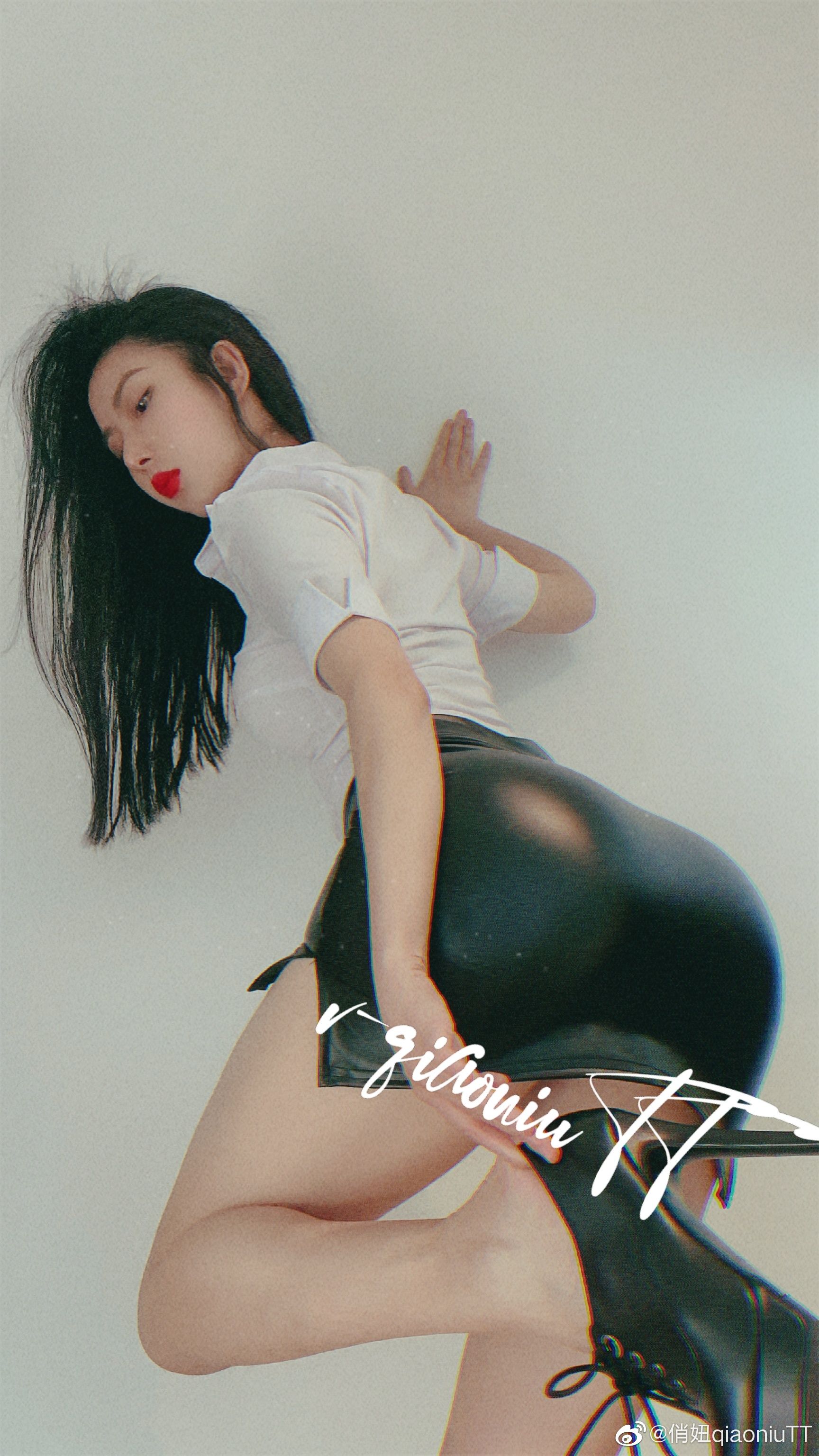 [福利COS] 俏妞qiaoniuTT - 丝袜长腿翘臀 视图合集
