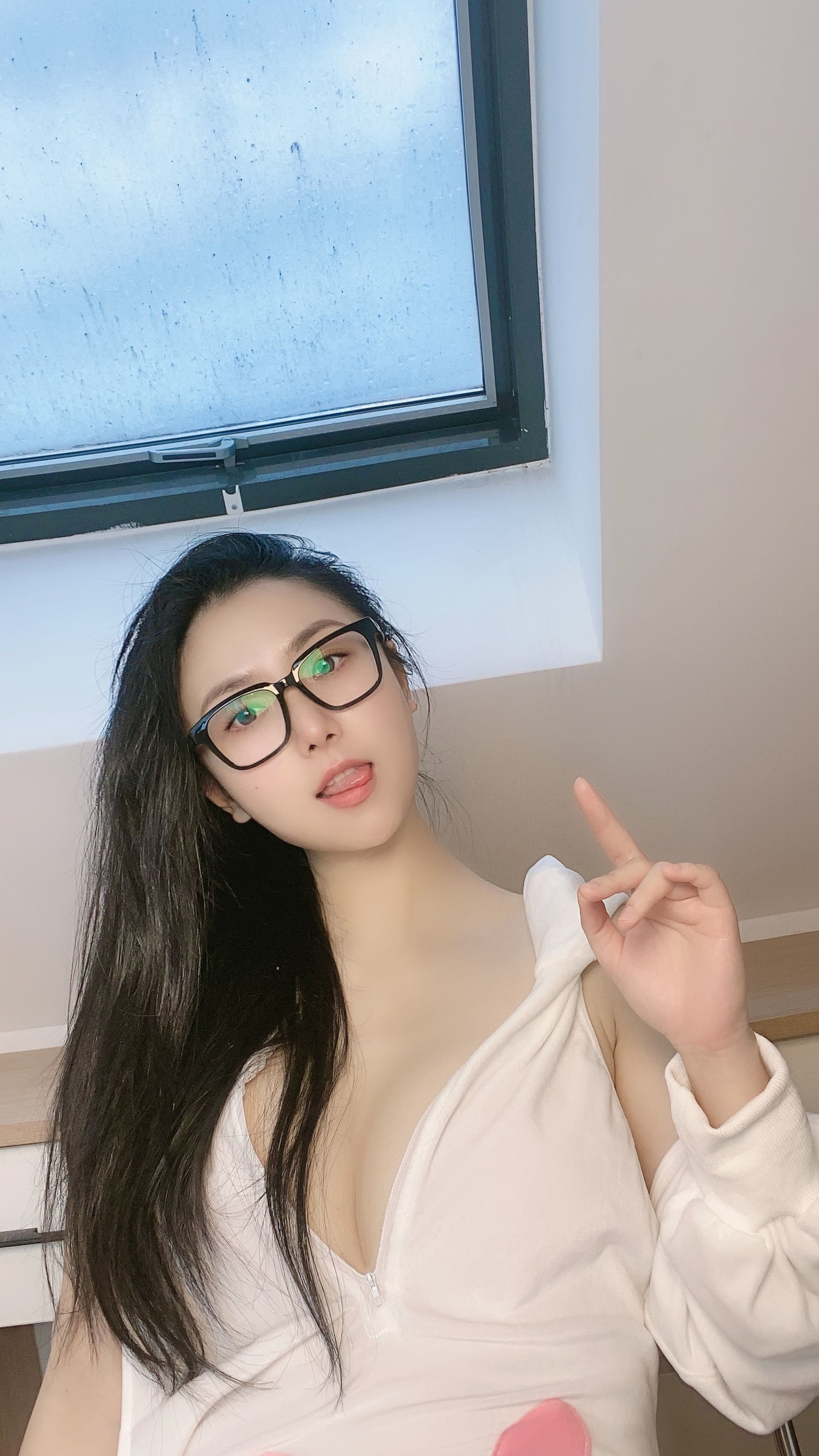 [福利COS] 俏妞qiaoniuTT - 丝袜长腿翘臀 视图合集