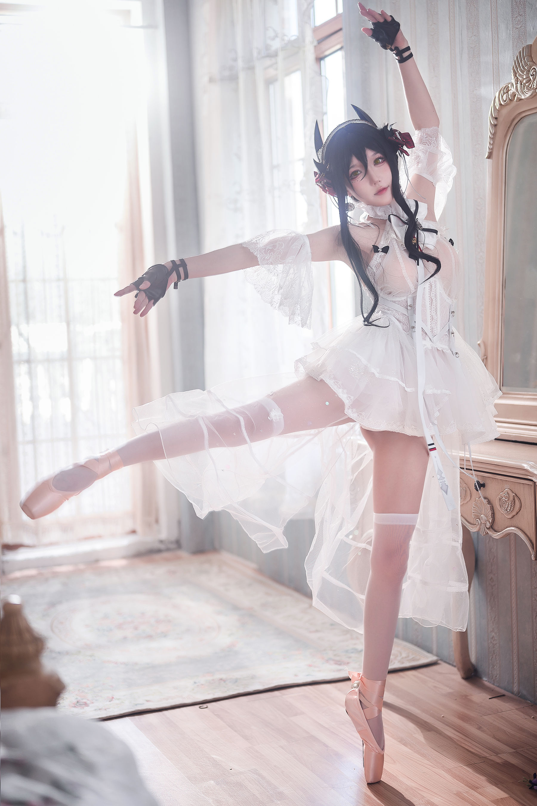 [福利COS] 动漫博主阿包也是兔娘 - 明日方舟 伊内斯芭蕾