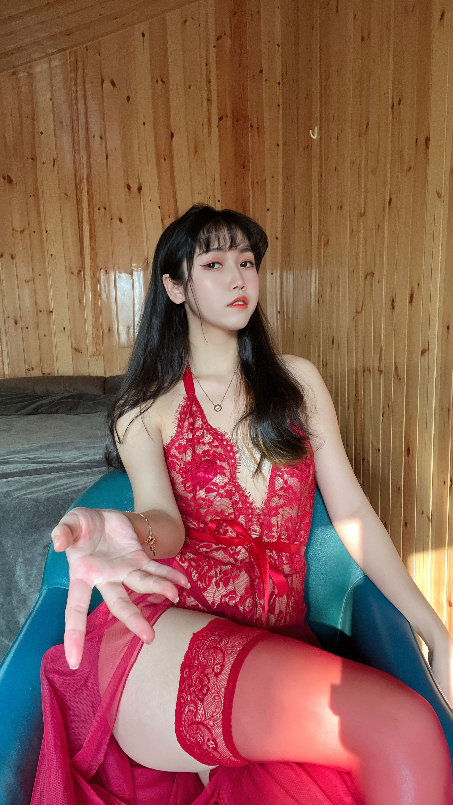 [福利COS] 微博人气Coser不呆猫 - 霸气红色人妻