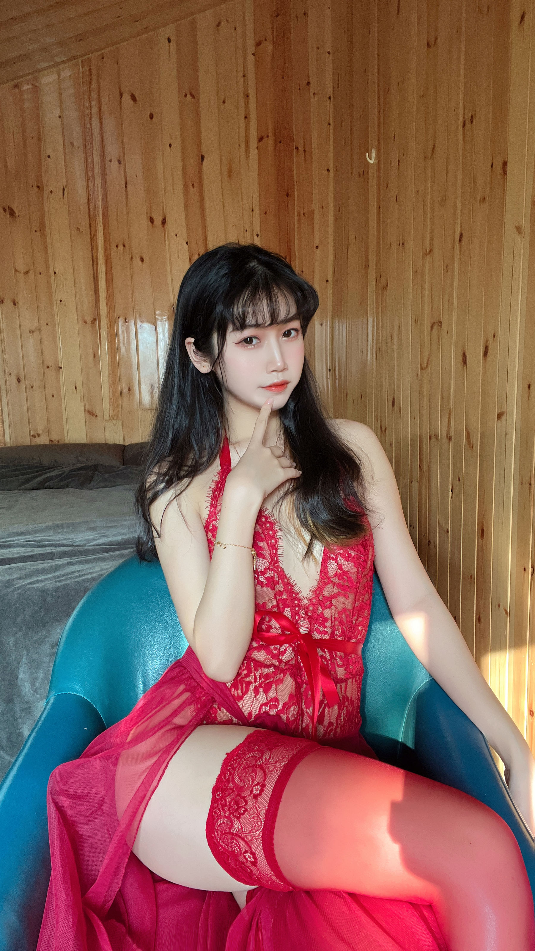 [福利COS] 微博人气Coser不呆猫 - 霸气红色人妻
