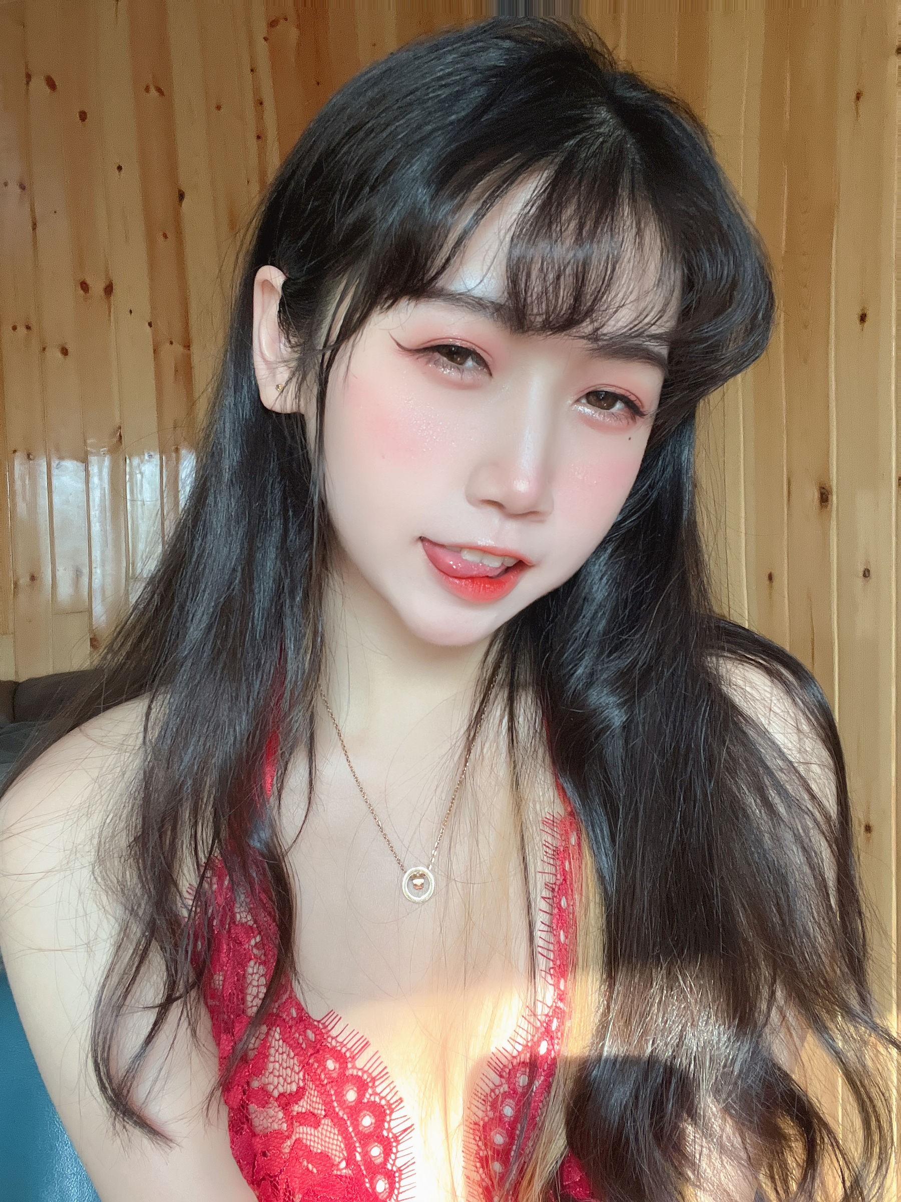 [福利COS] 微博人气Coser不呆猫 - 霸气红色人妻