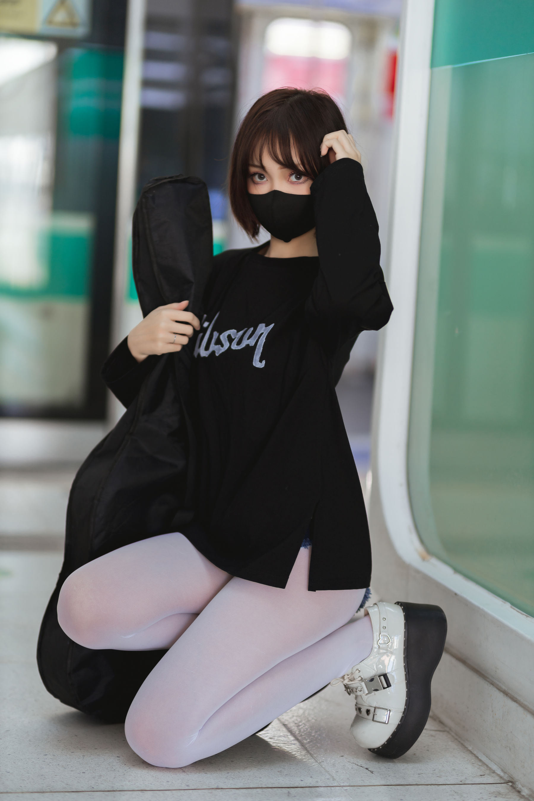 [福利COS] 洛桑w伊梓 - 地铁吉他