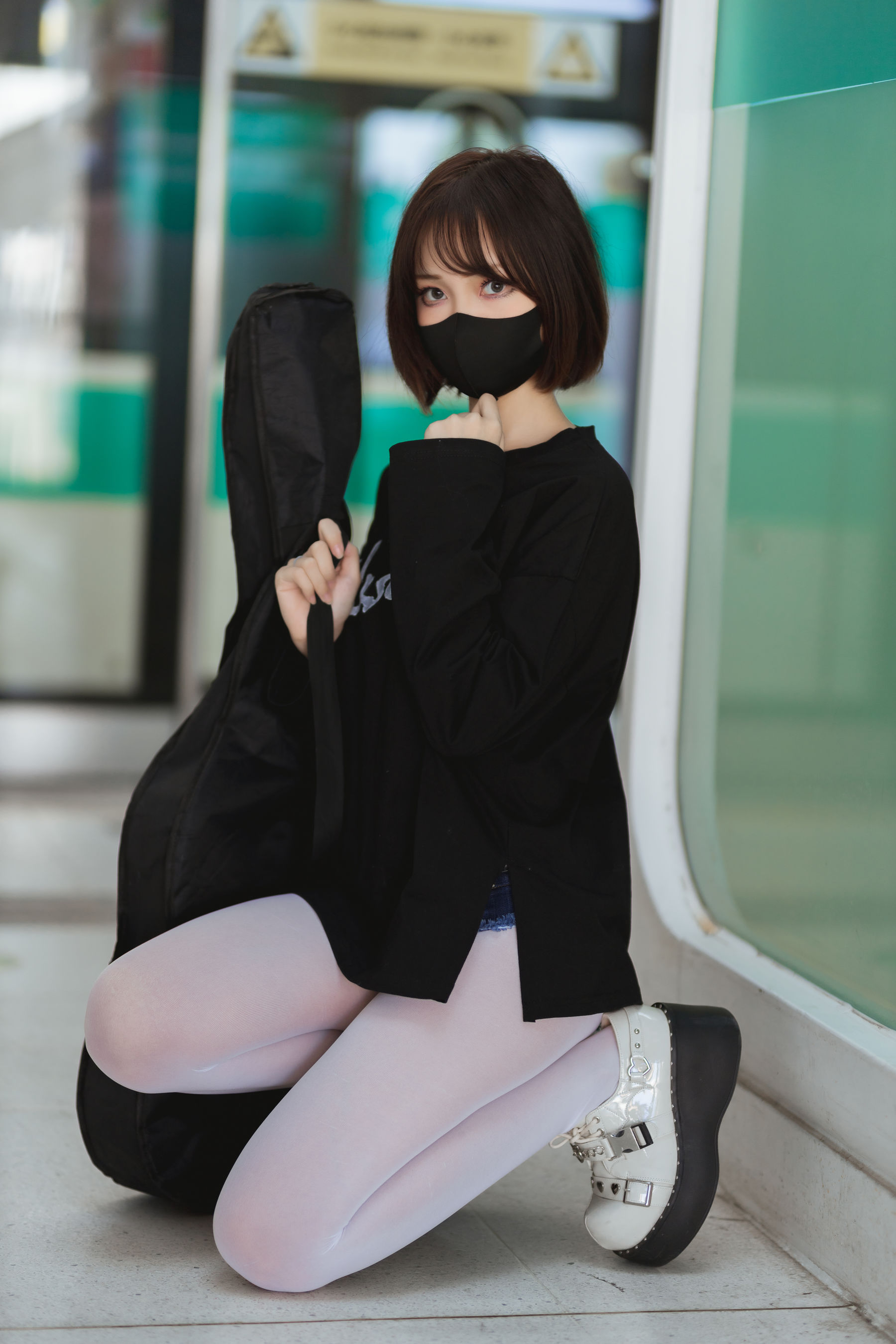 [福利COS] 洛桑w伊梓 - 地铁吉他
