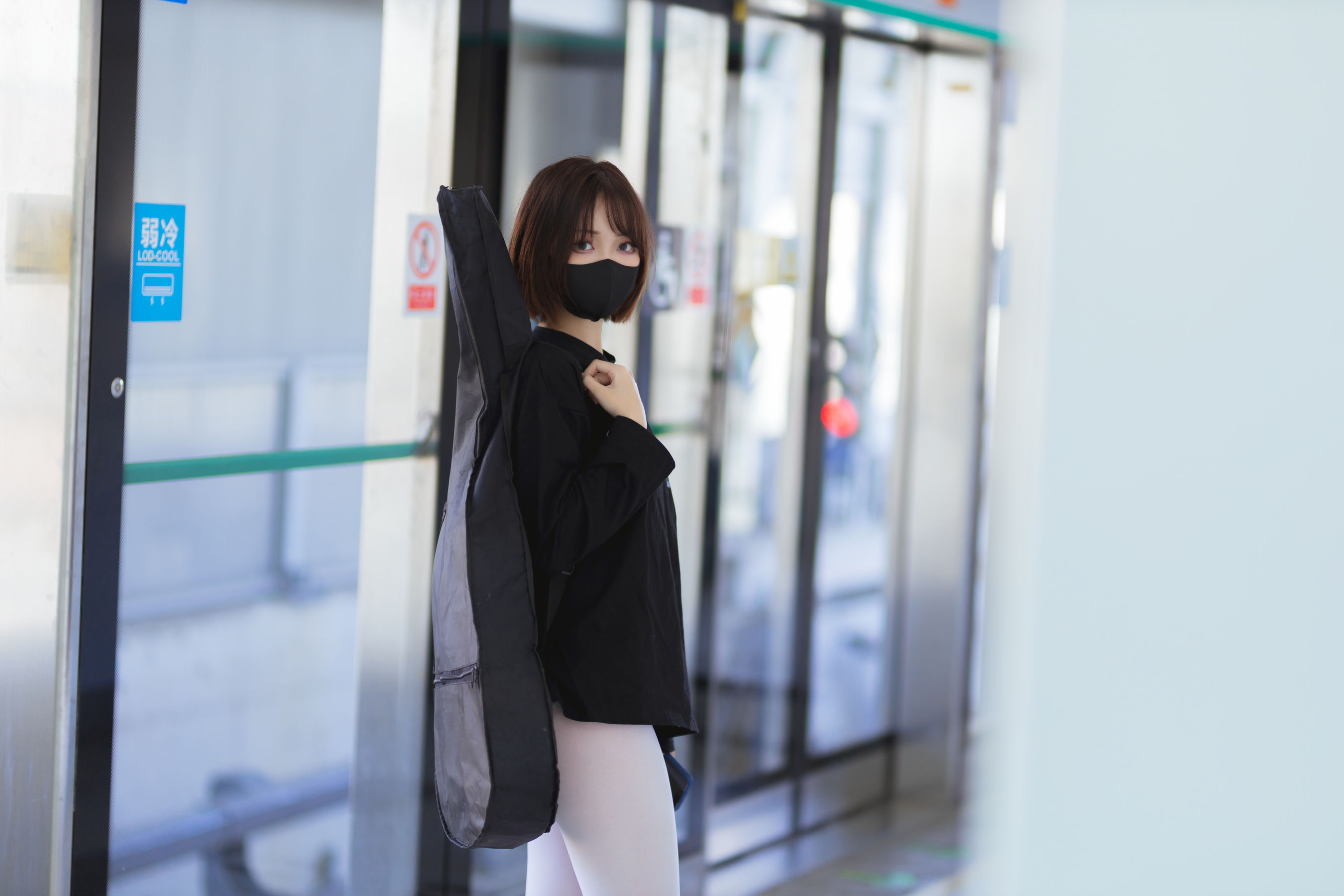 [福利COS] 洛桑w伊梓 - 地铁吉他