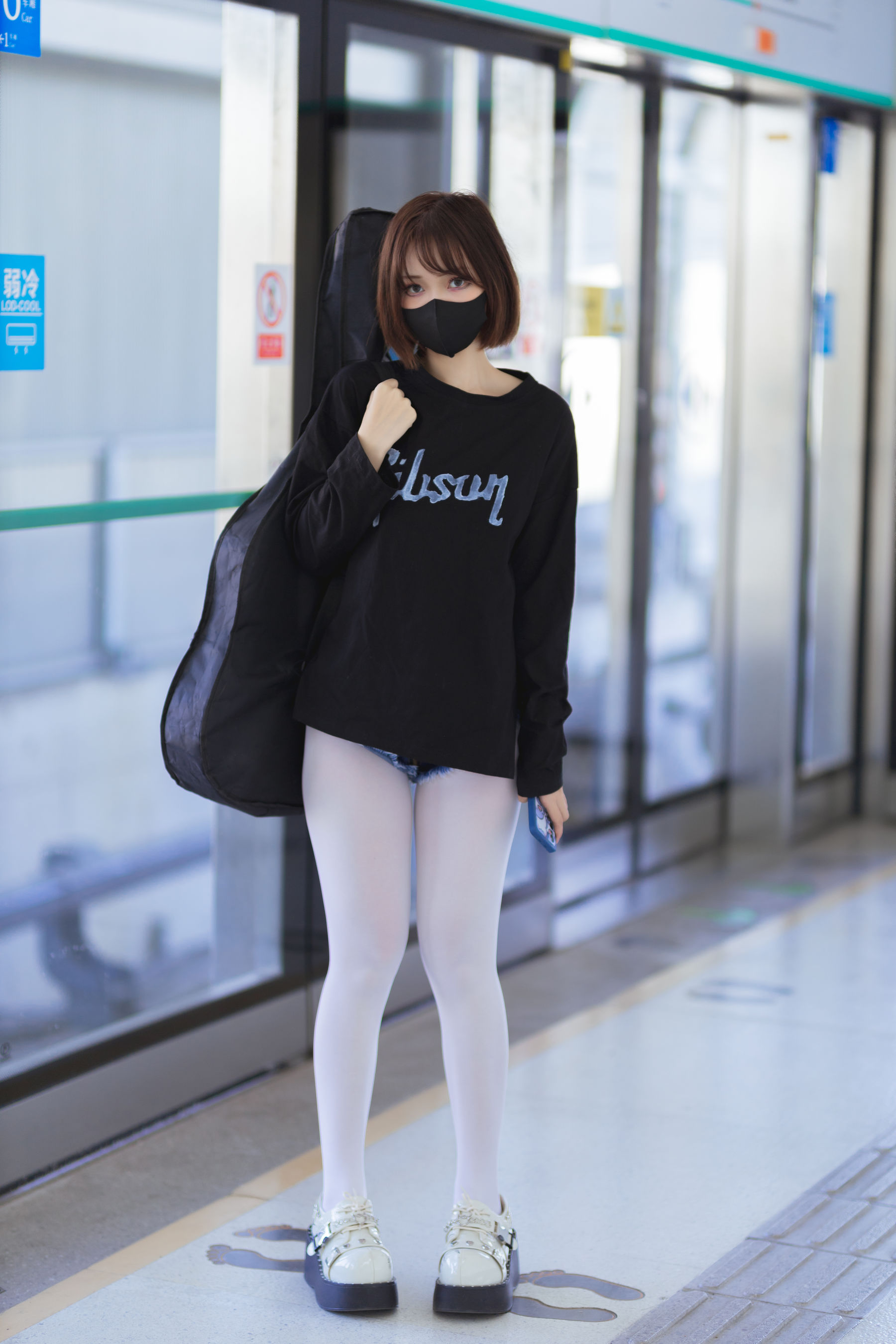 [福利COS] 洛桑w伊梓 - 地铁吉他
