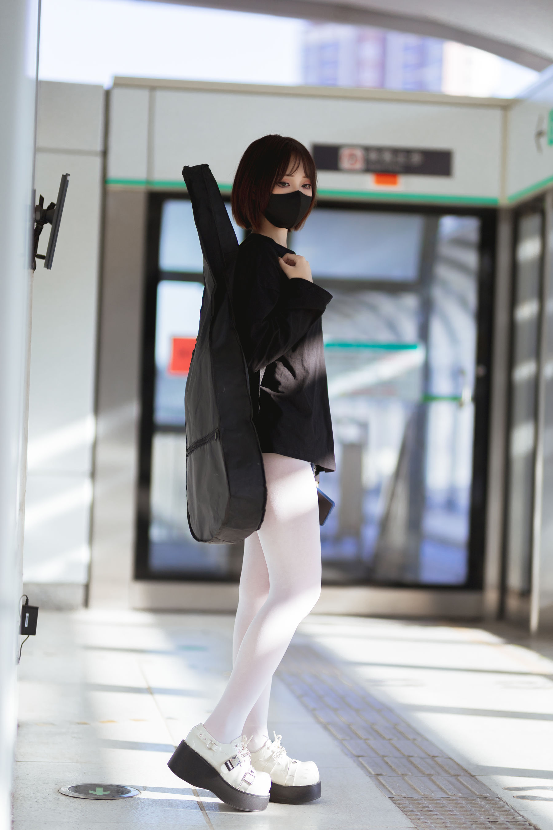 [福利COS] 洛桑w伊梓 - 地铁吉他