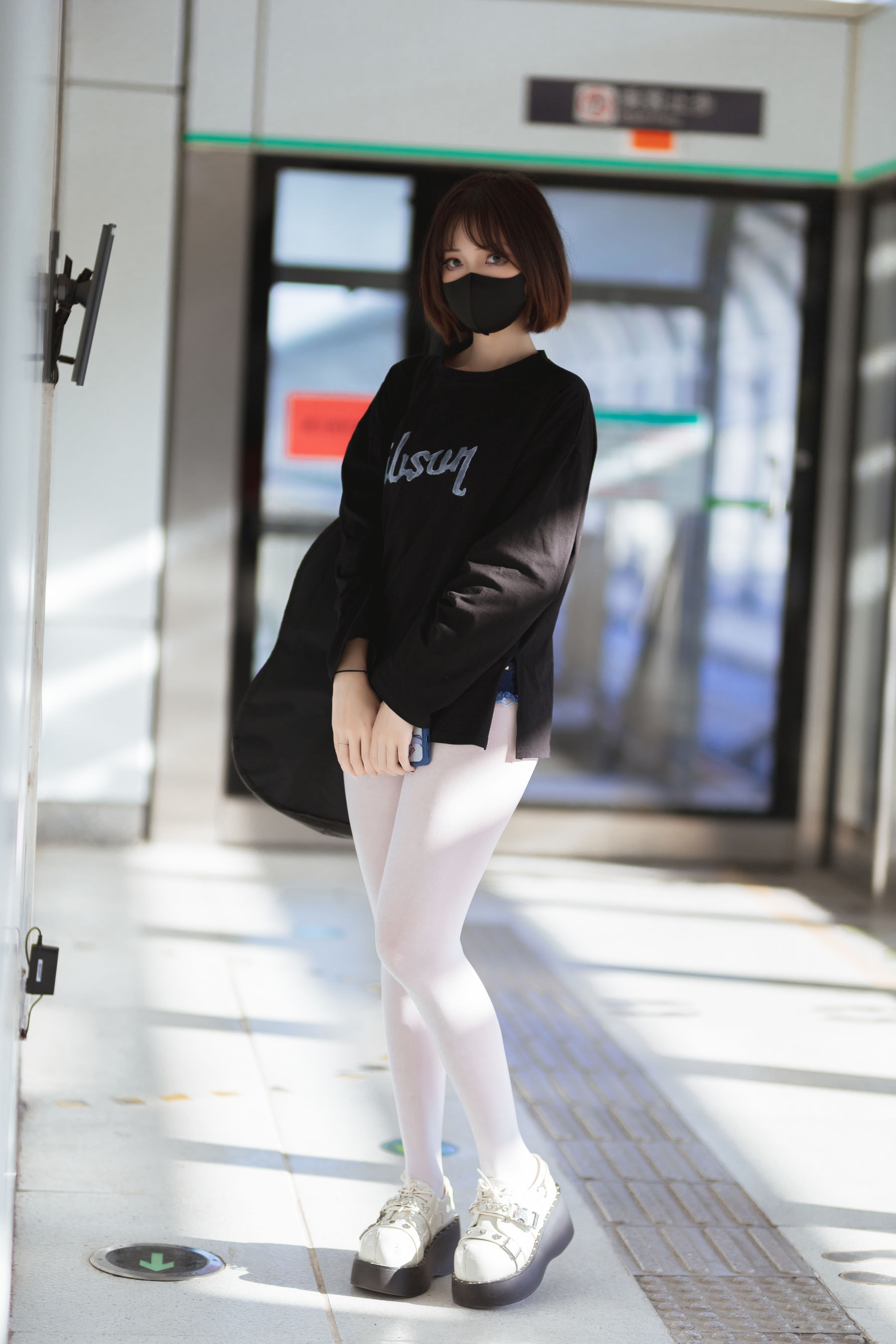 [福利COS] 洛桑w伊梓 - 地铁吉他