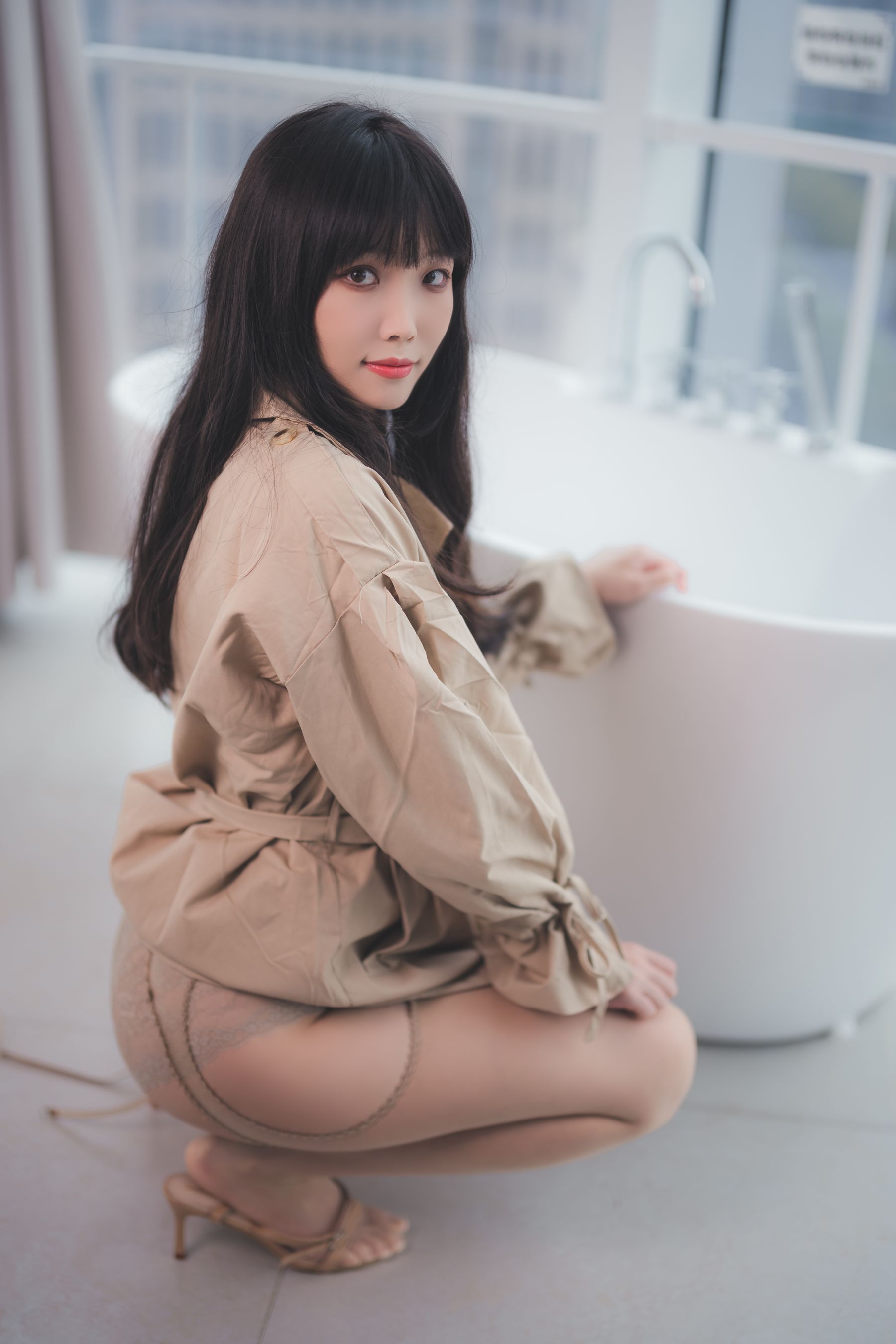 [福利COS] Cosplay汪知子 - 风衣