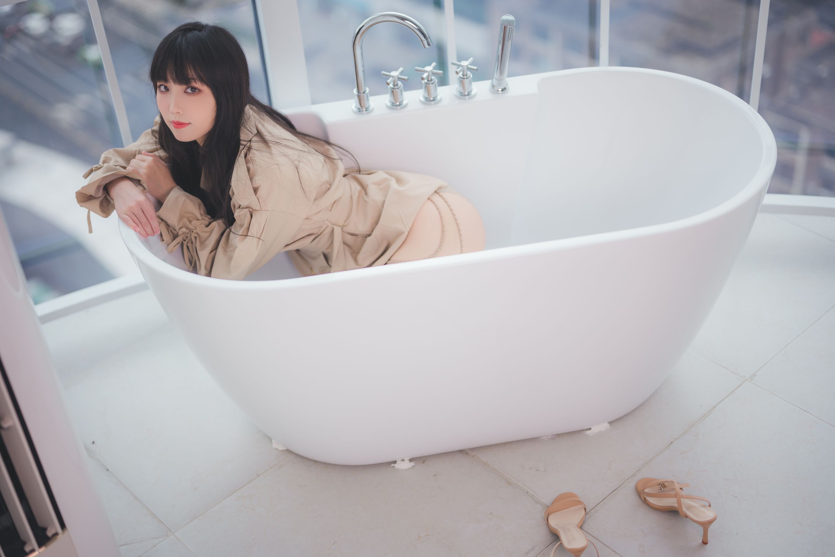 [福利COS] Cosplay汪知子 - 风衣