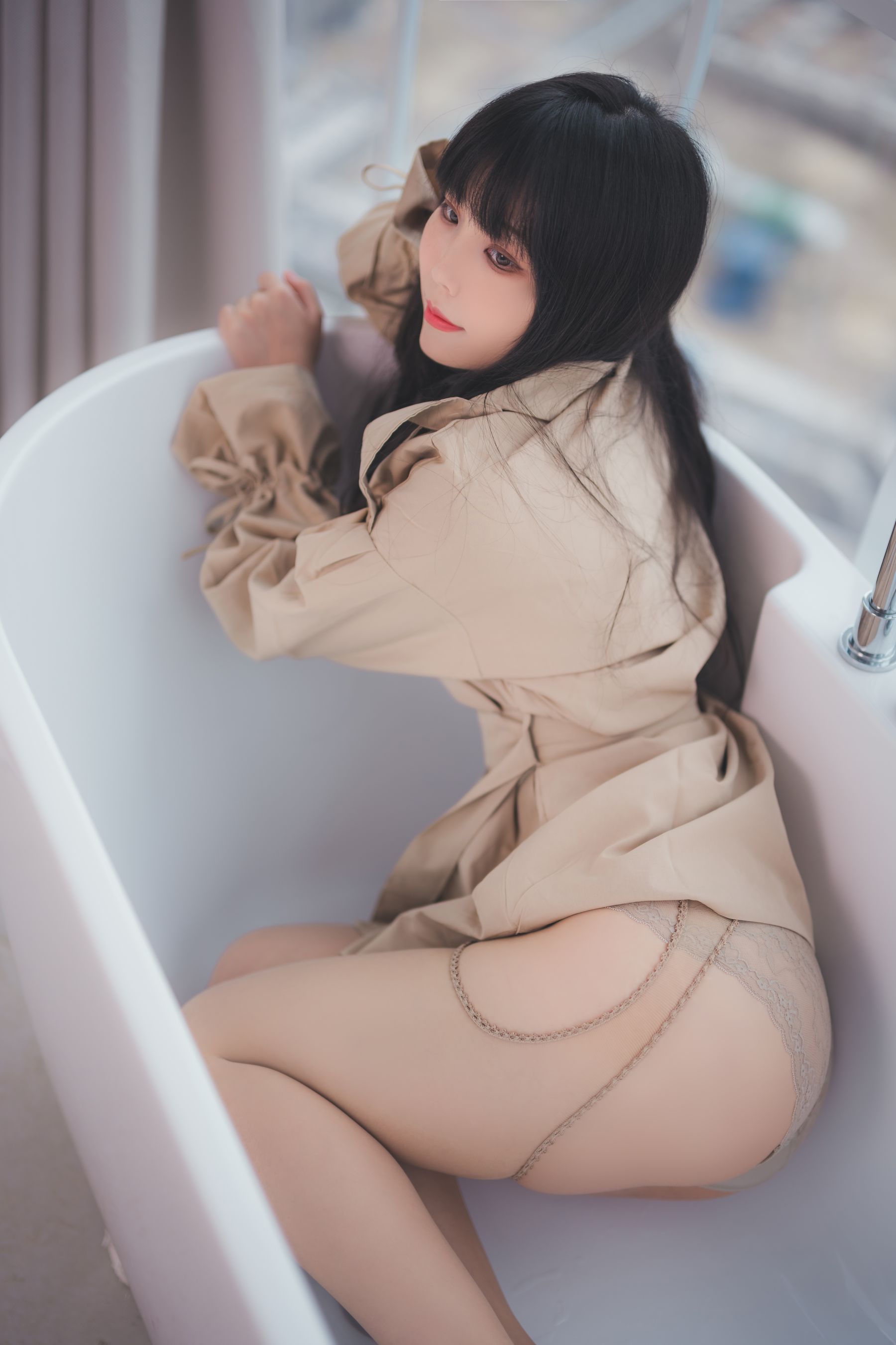 [福利COS] Cosplay汪知子 - 风衣