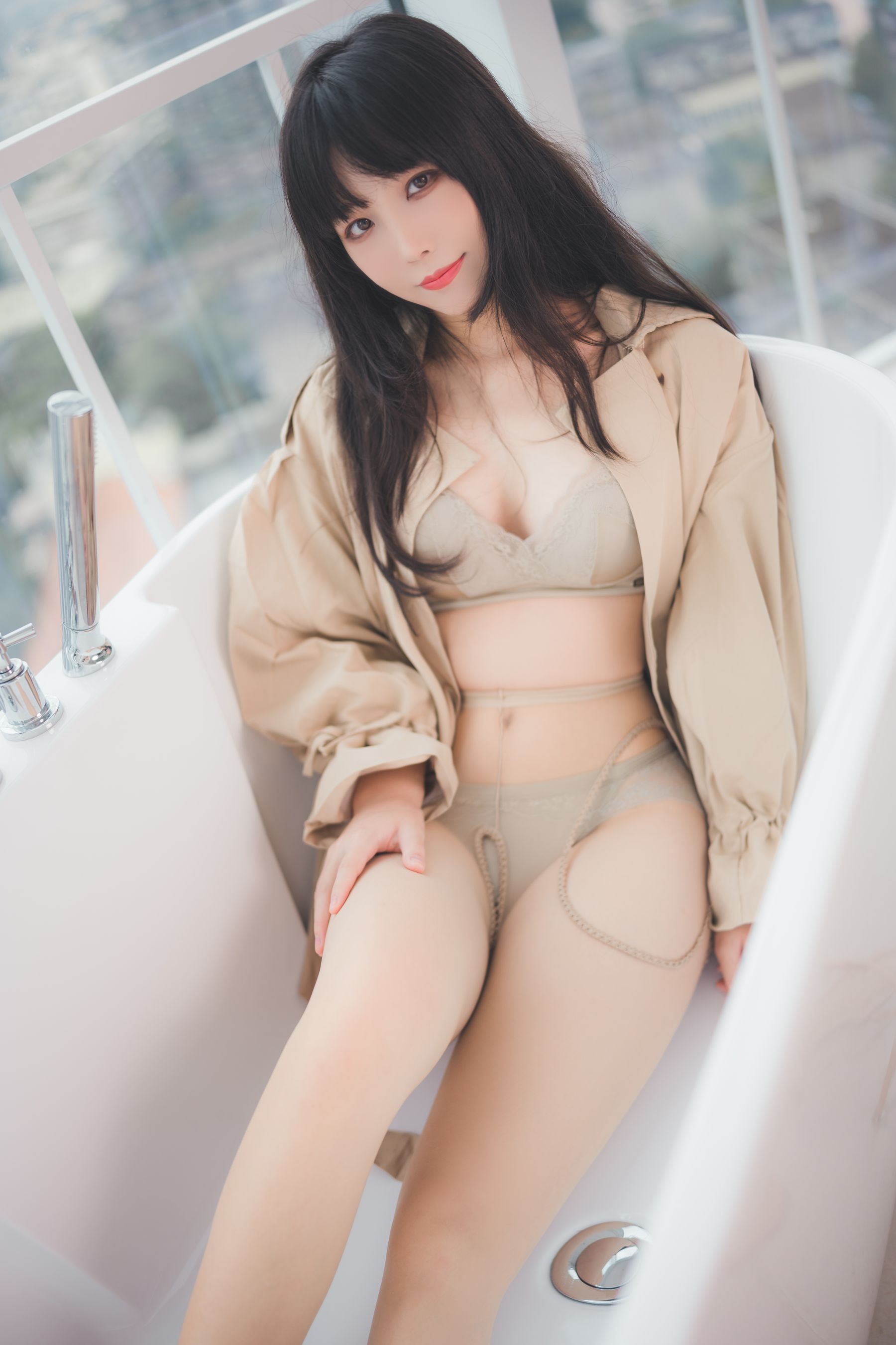 [福利COS] Cosplay汪知子 - 风衣