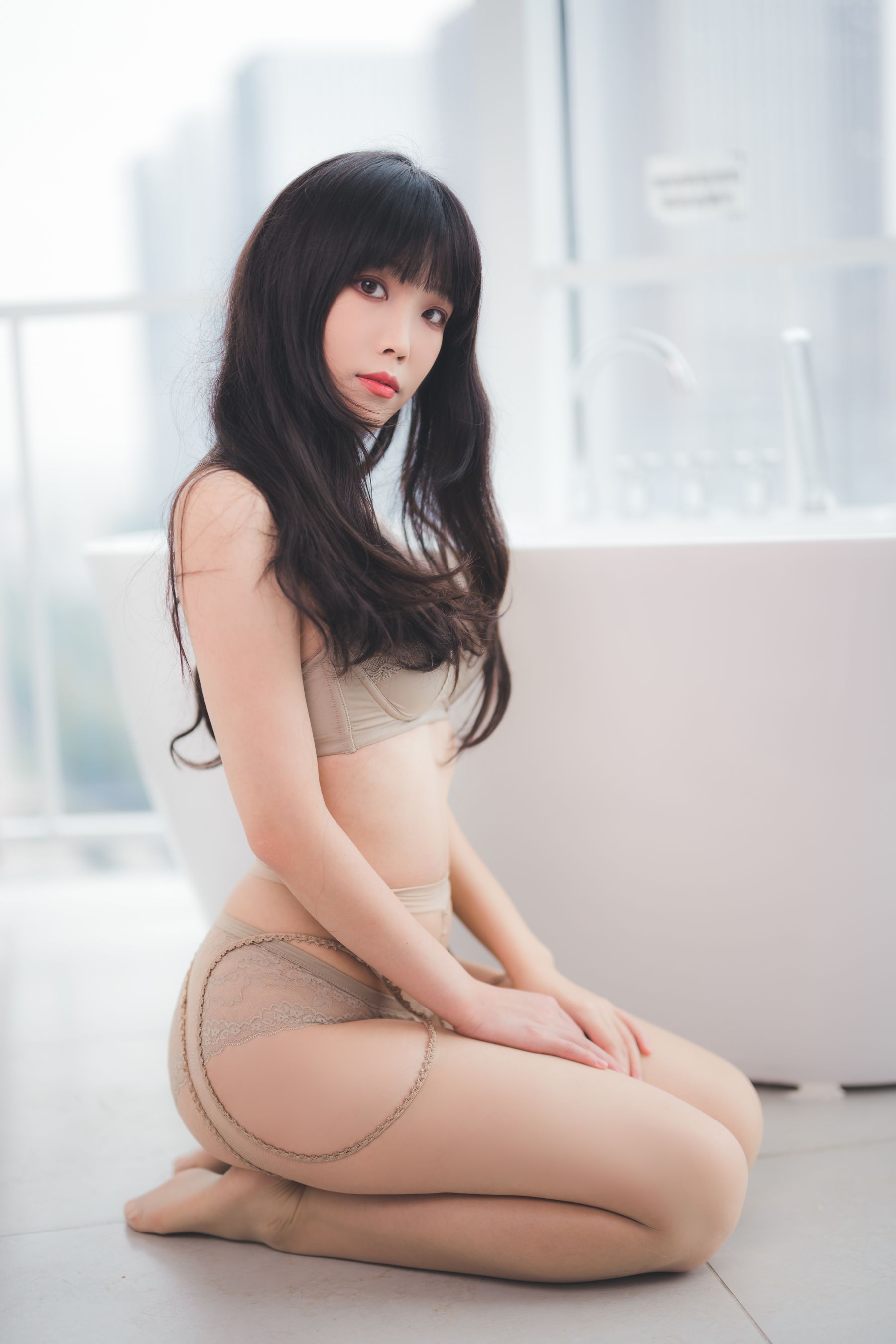 [福利COS] Cosplay汪知子 - 风衣