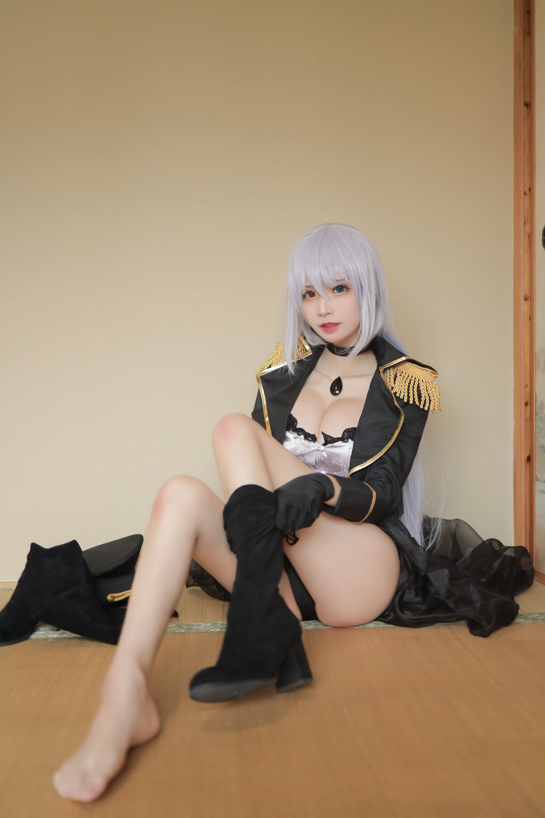 [福利COS] 动漫博主爱老师_PhD - 喜多川海梦 军装