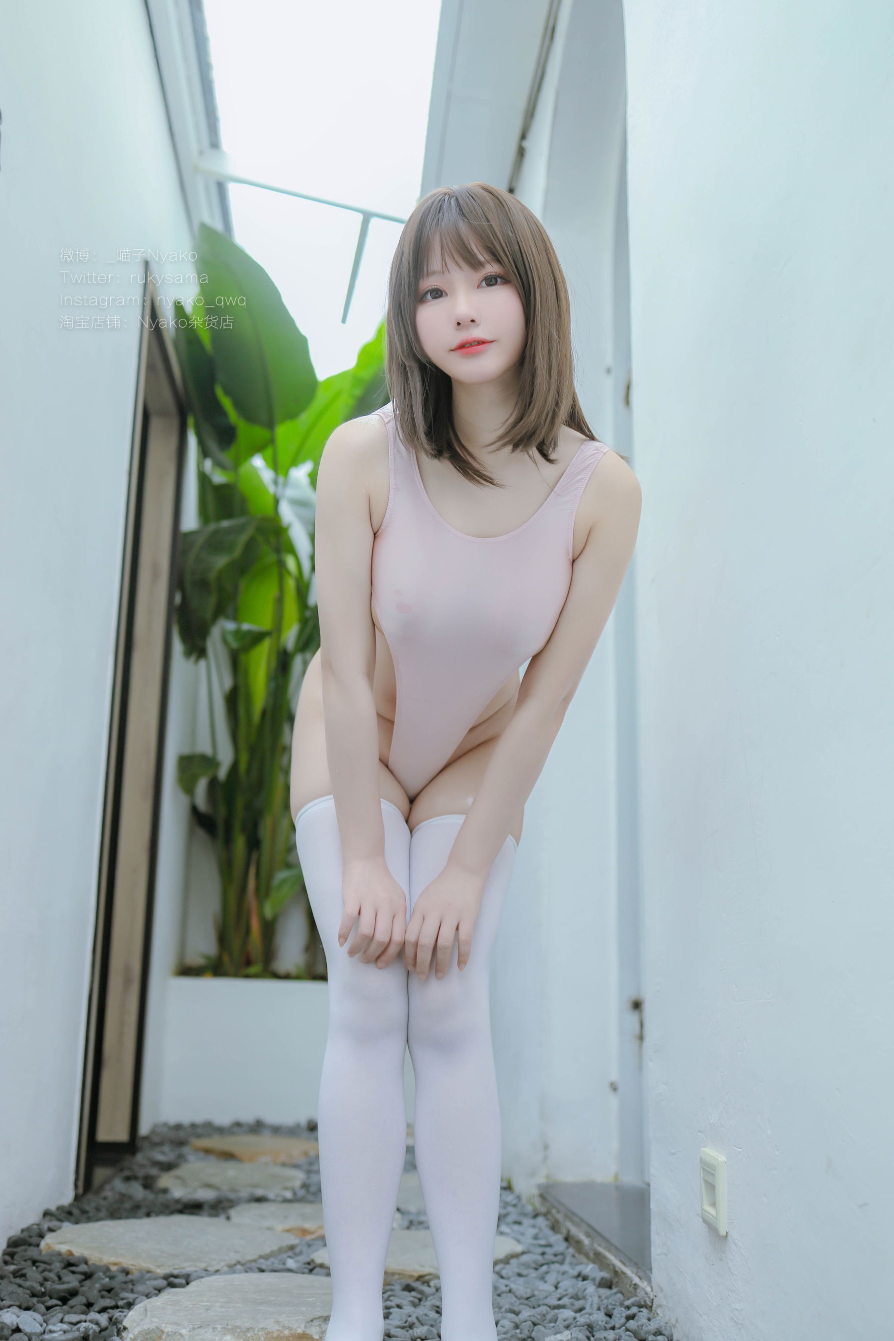 [福利COS] 萌妹子Nyako喵子 - 粉色高叉竞泳