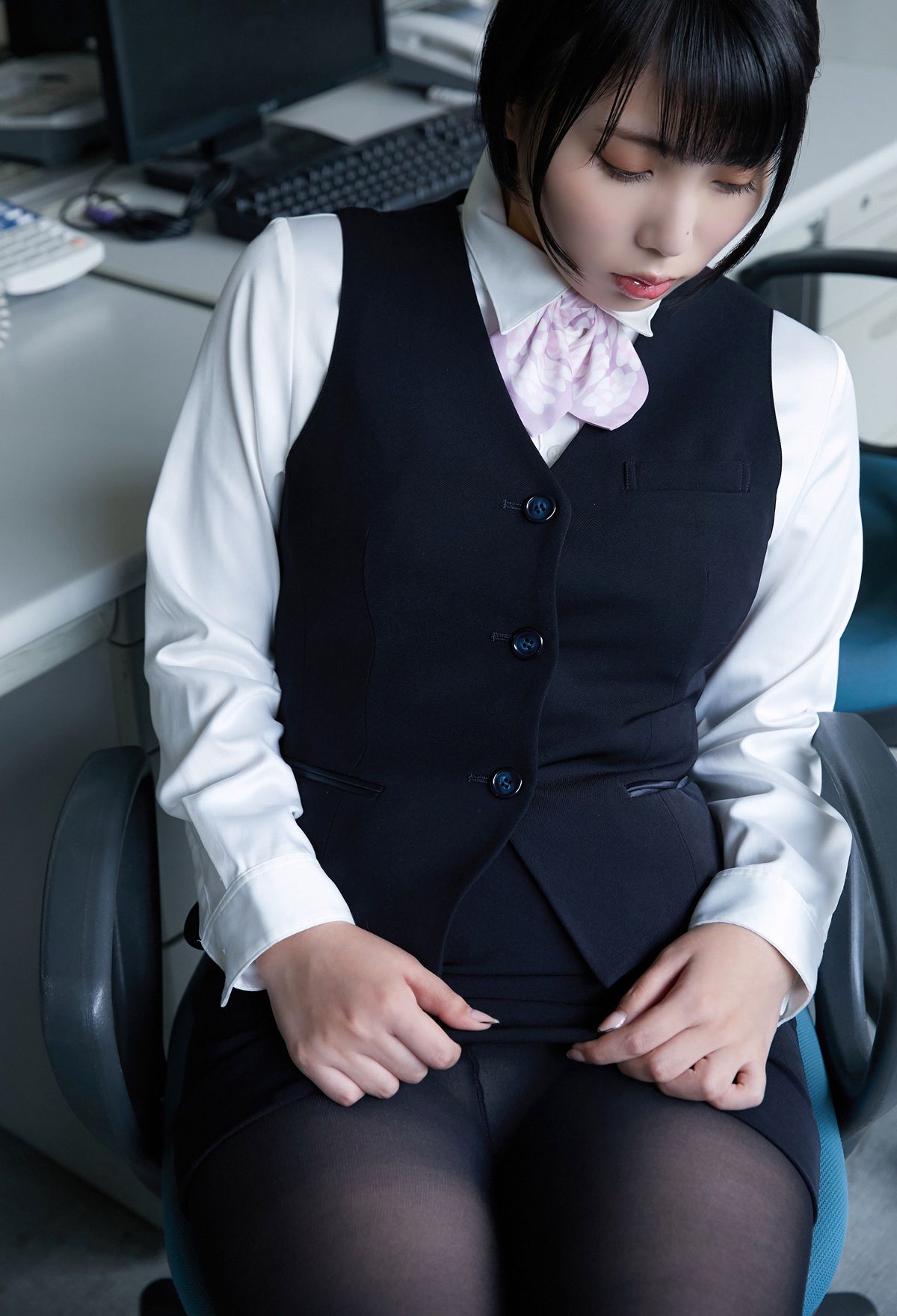 [photobook] Kaoru Yasui 安位薫 - A new employee Yasui-san 新入社員の安位さん