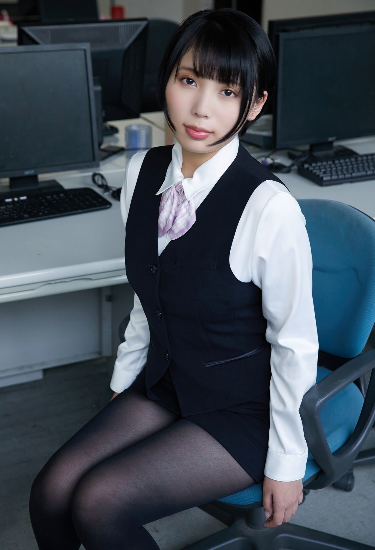 [photobook] Kaoru Yasui 安位薫 - A new employee Yasui-san 新入社員の安位さん