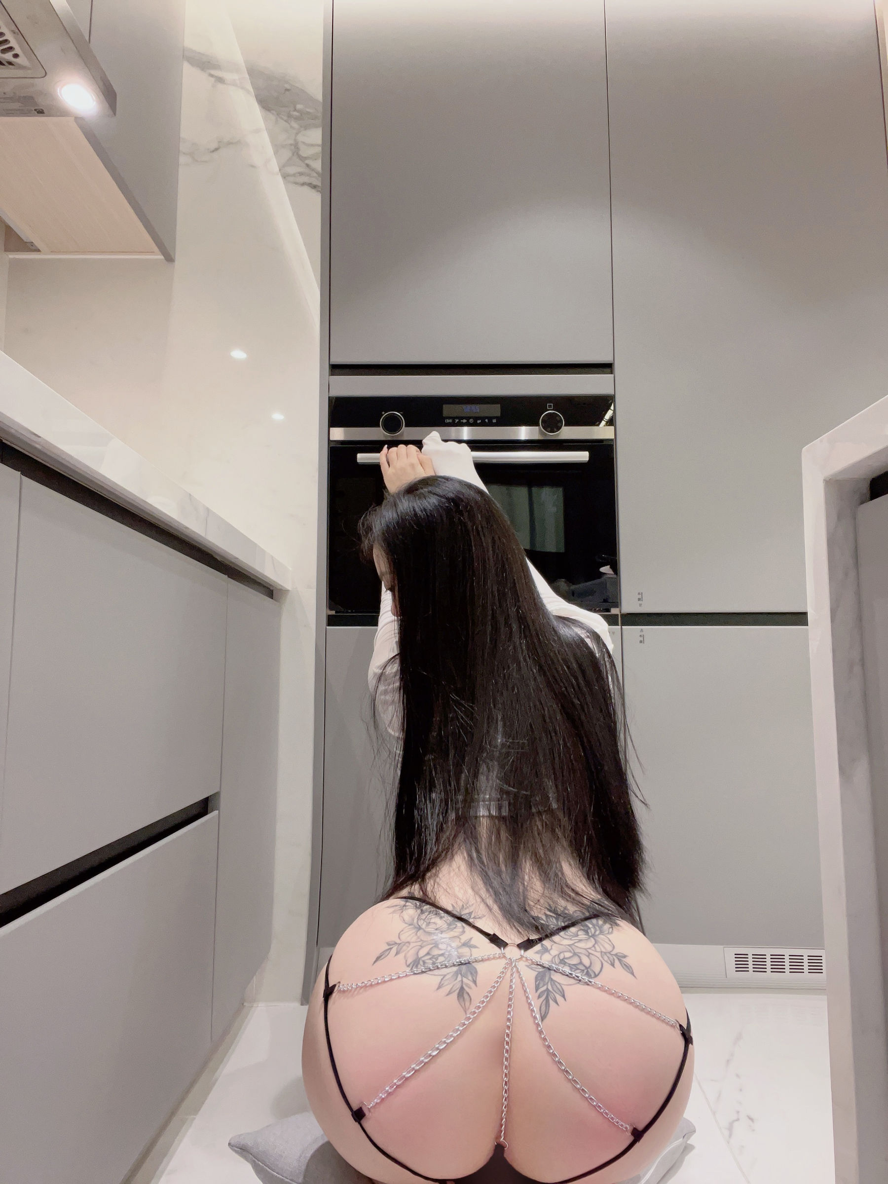 [福利COS] 美臀女神左公子666 - 史上最细内内