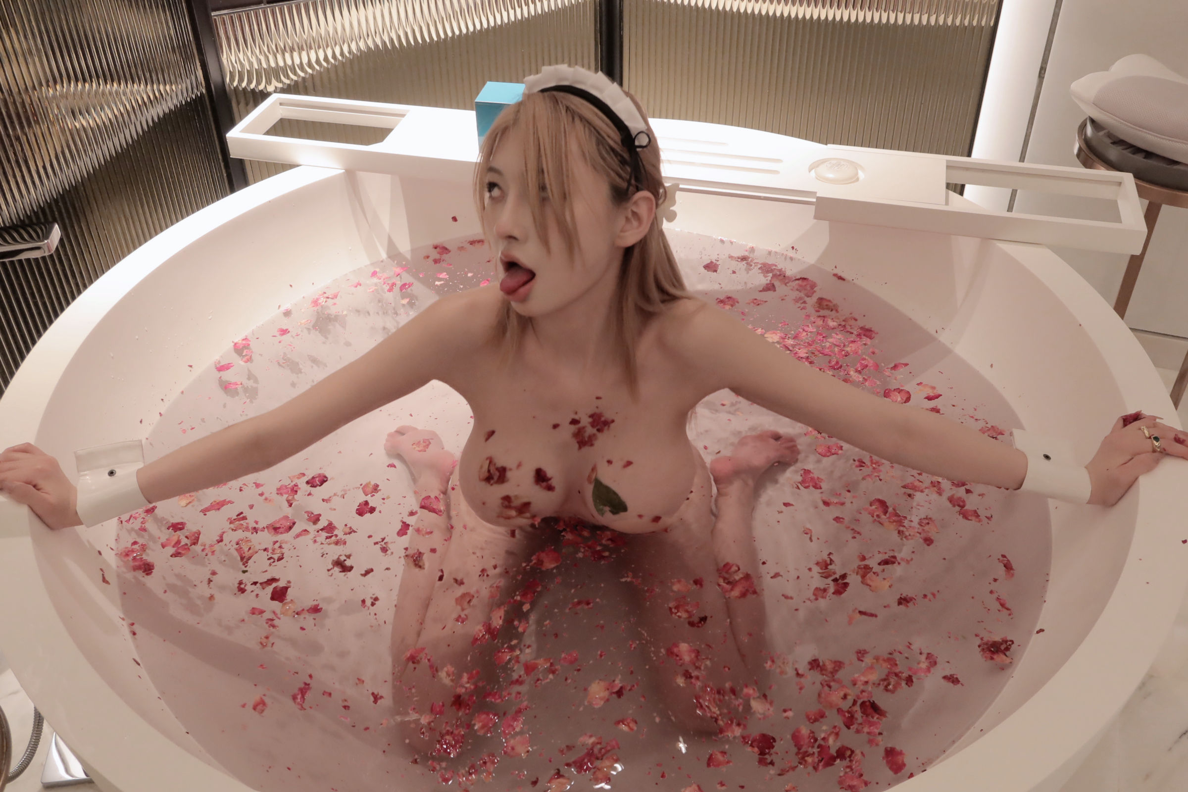 [福利COS] 脸红Dearie - 红酒美人