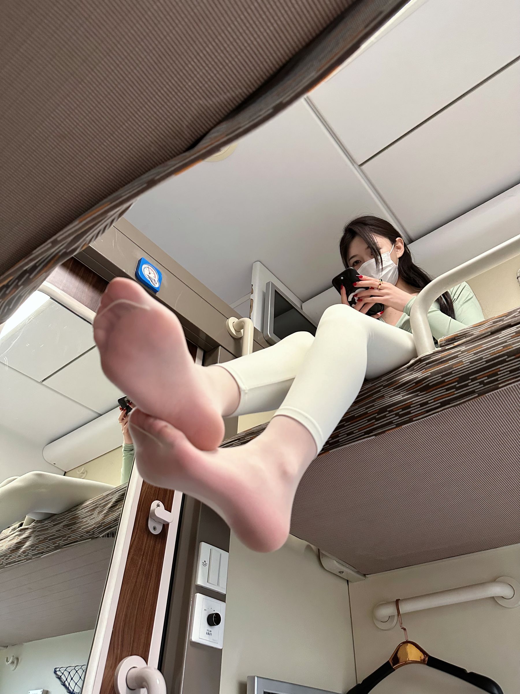 [福利COS] 脸红Dearie - 高铁之旅