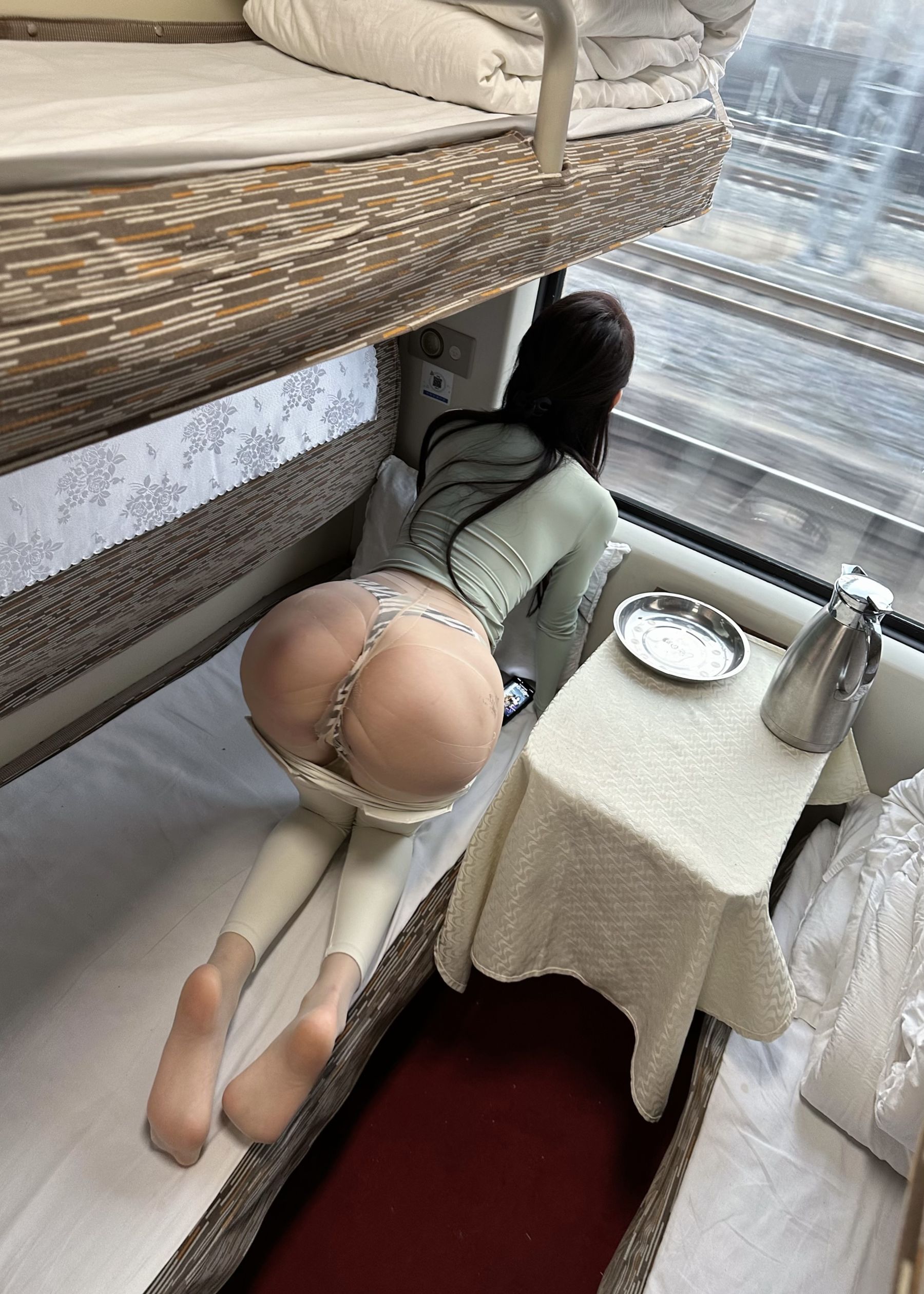 [福利COS] 脸红Dearie - 高铁之旅