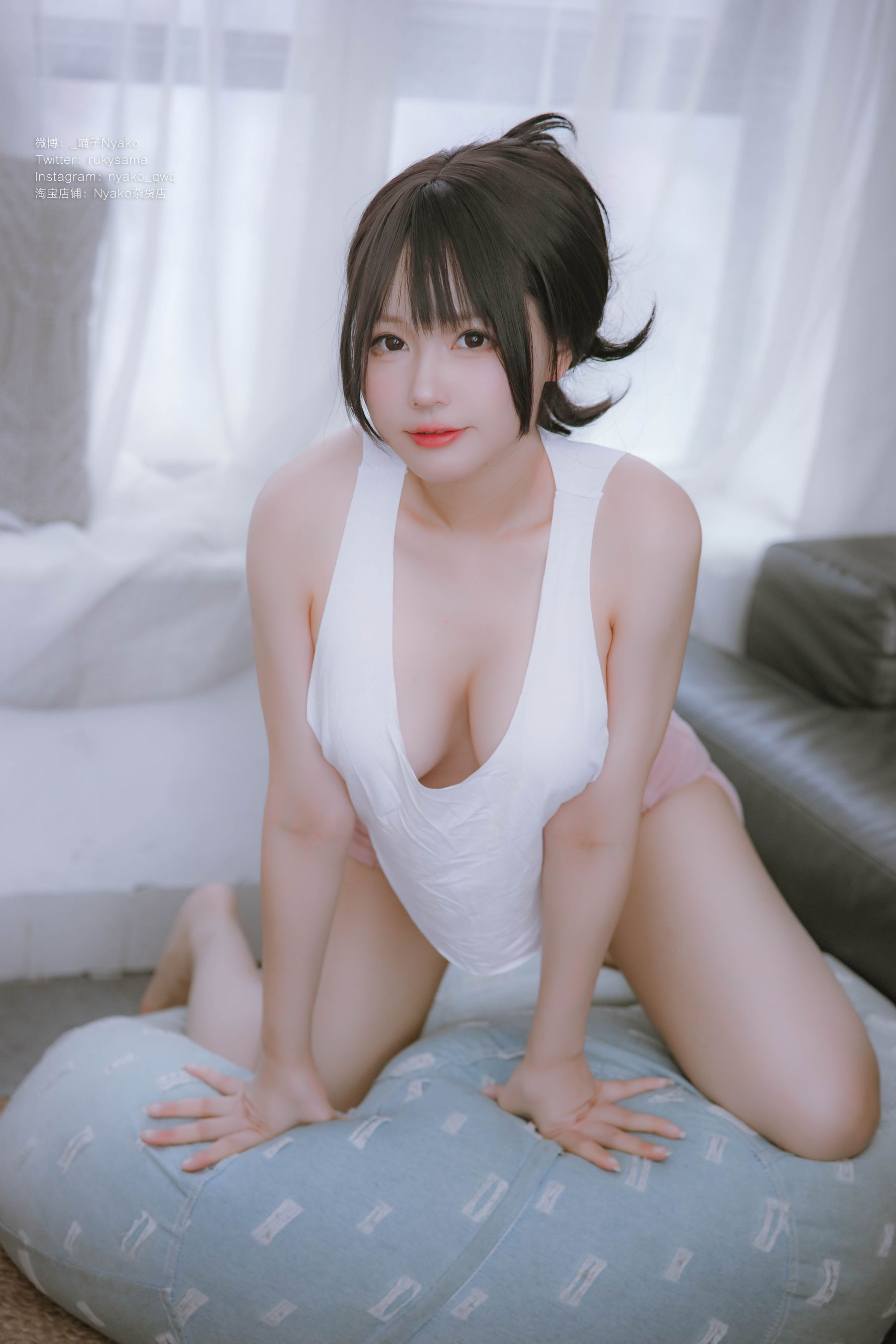 [福利COS] 萌妹子Nyako喵子 - 隣のやばいお姉さん 背心