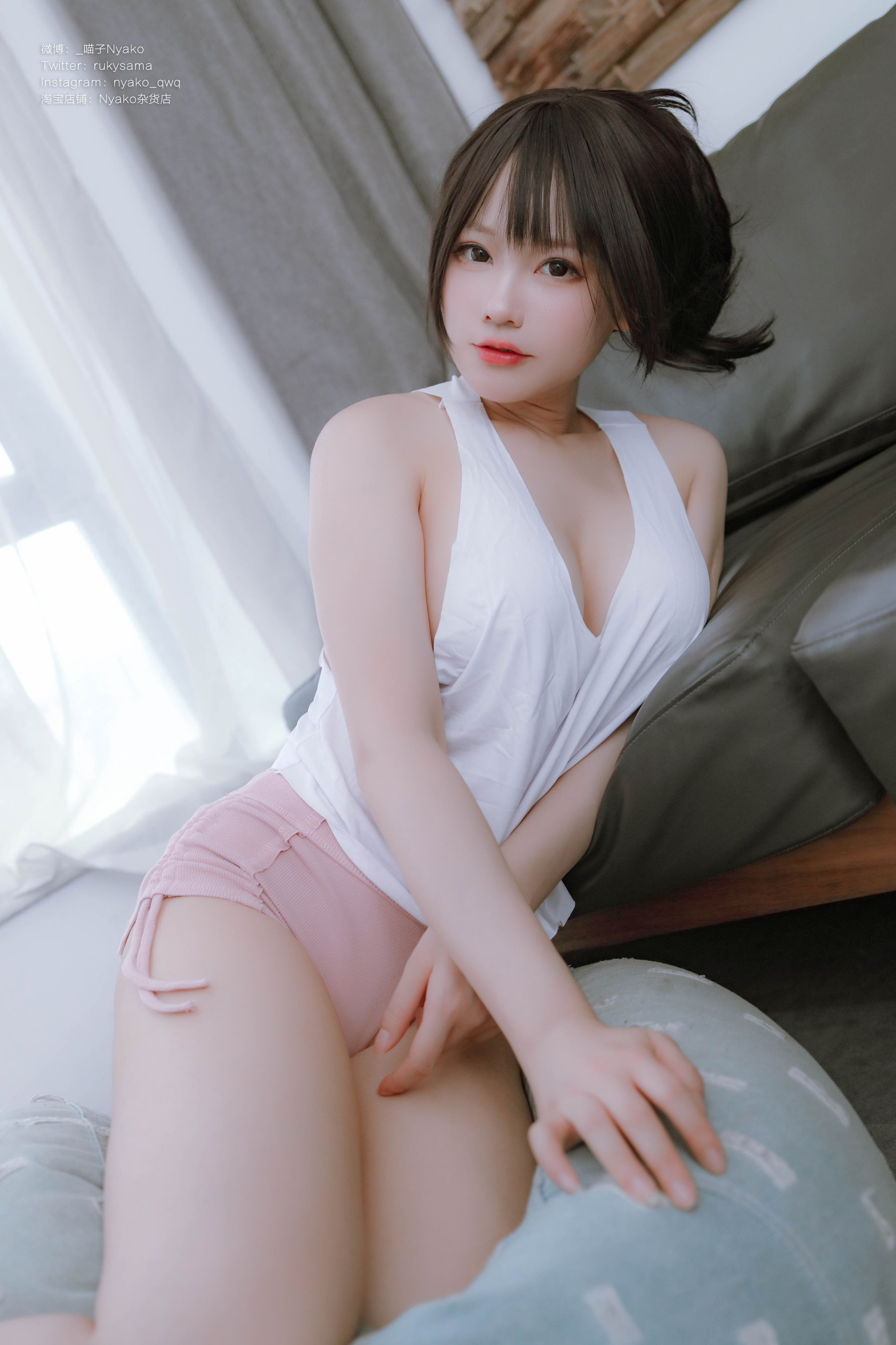[福利COS] 萌妹子Nyako喵子 - 隣のやばいお姉さん 背心