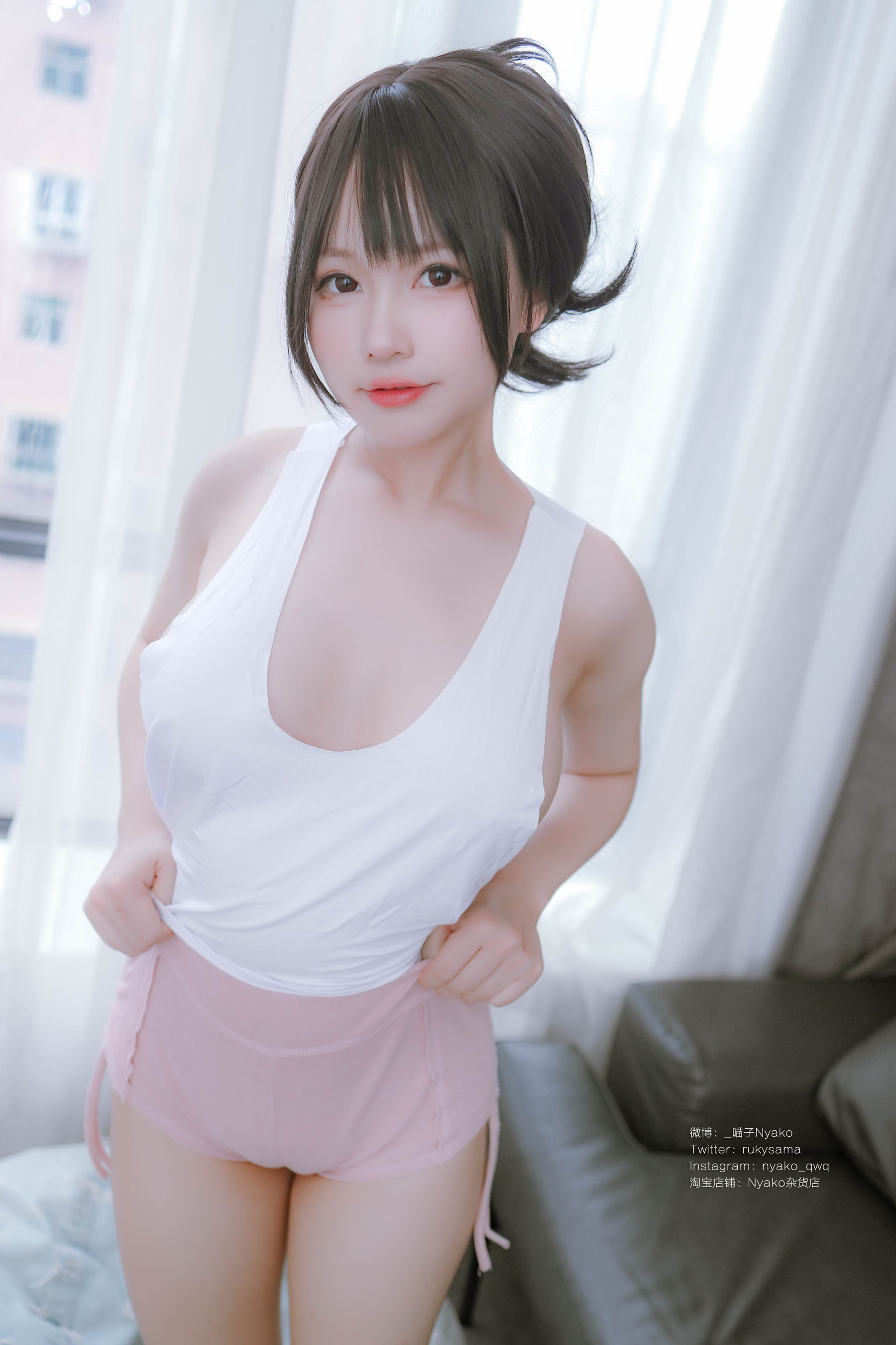 [福利COS] 萌妹子Nyako喵子 - 隣のやばいお姉さん 背心