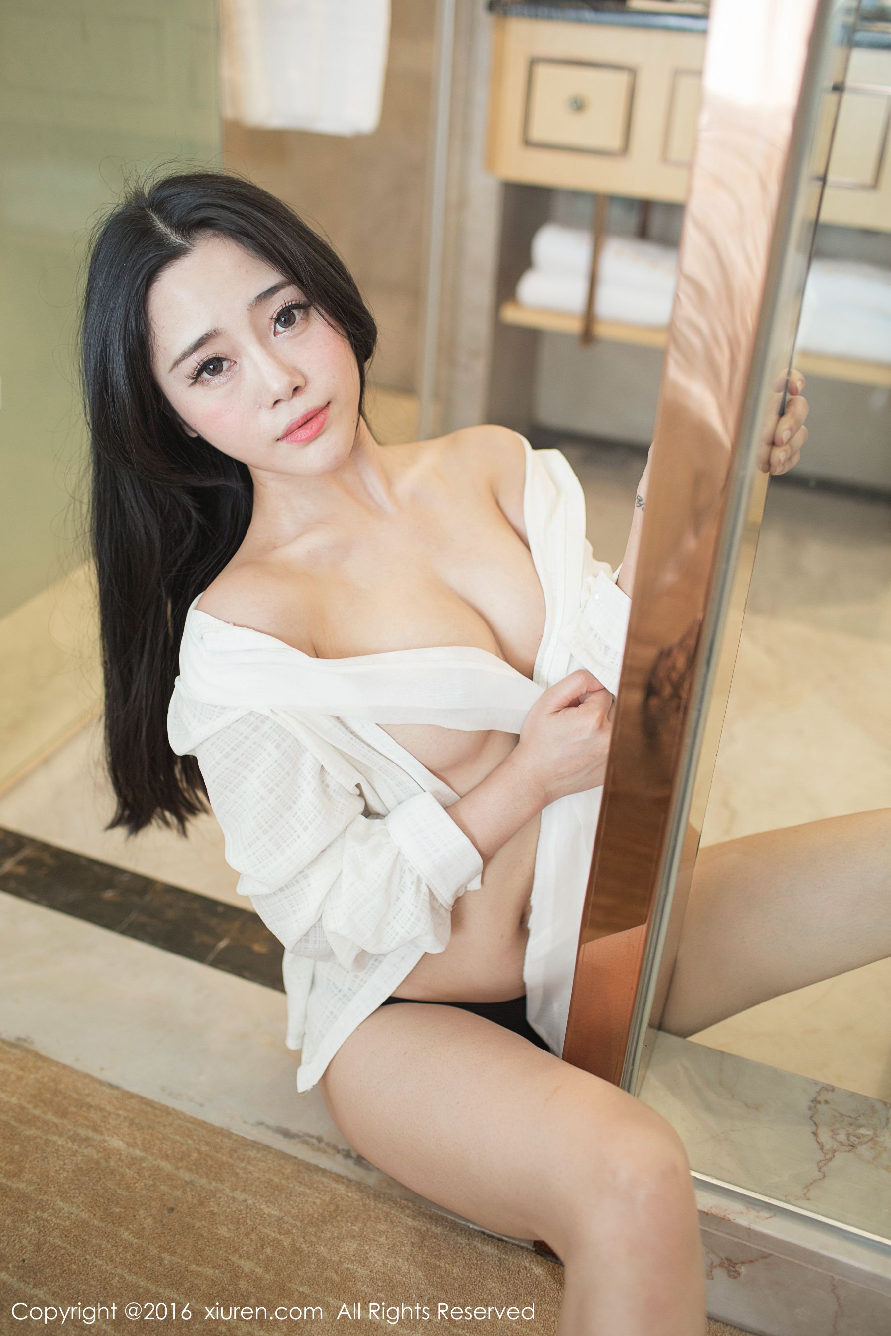 兜豆靓Youlina《迷彩服+浴室系列》 [秀人网XiuRen] No.519