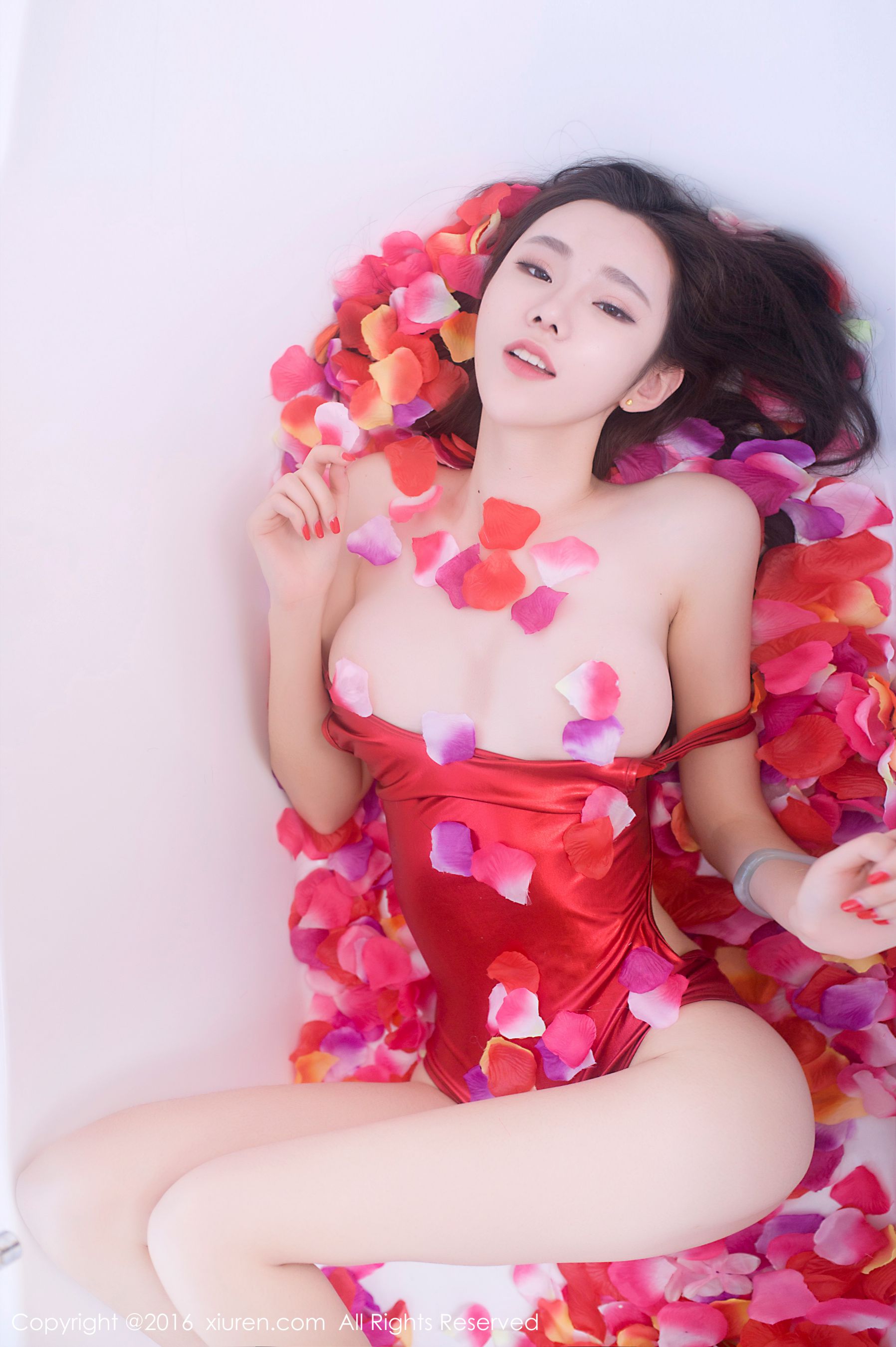 萌琪琪Irene《浴缸花瓣半裸诱惑、高叉猩红色连体比基尼》 [秀人网XiuRen] No.625