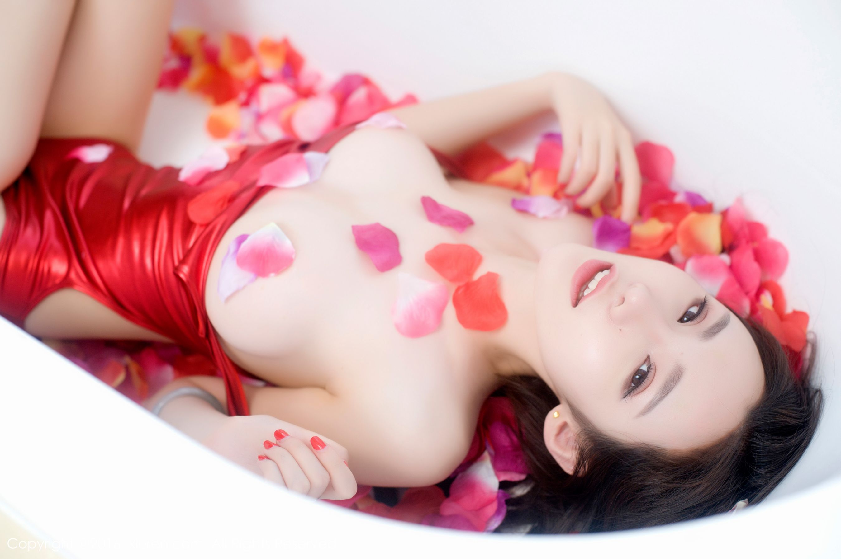 萌琪琪Irene《浴缸花瓣半裸诱惑、高叉猩红色连体比基尼》 [秀人网XiuRen] No.625