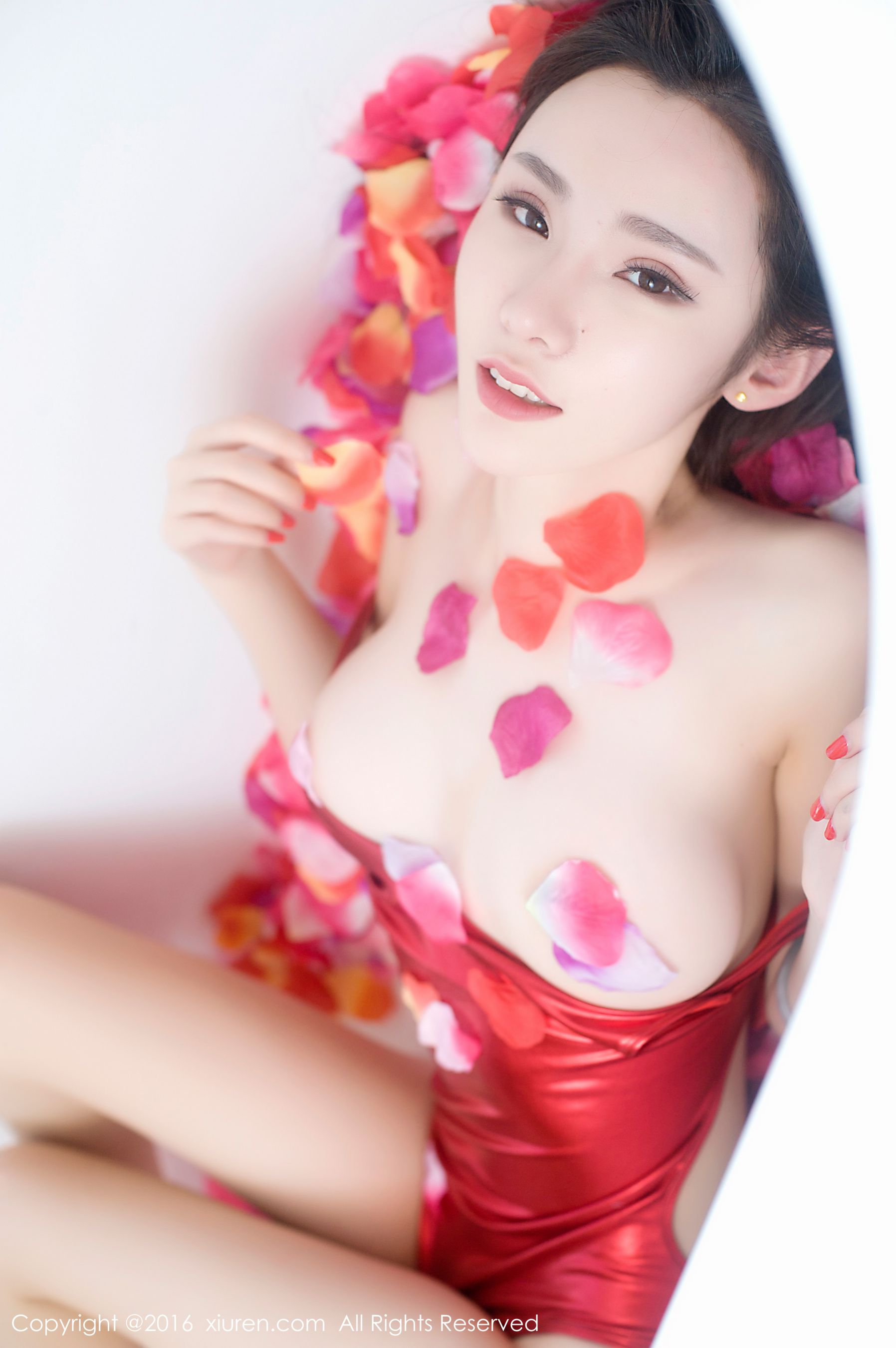 萌琪琪Irene《浴缸花瓣半裸诱惑、高叉猩红色连体比基尼》 [秀人网XiuRen] No.625