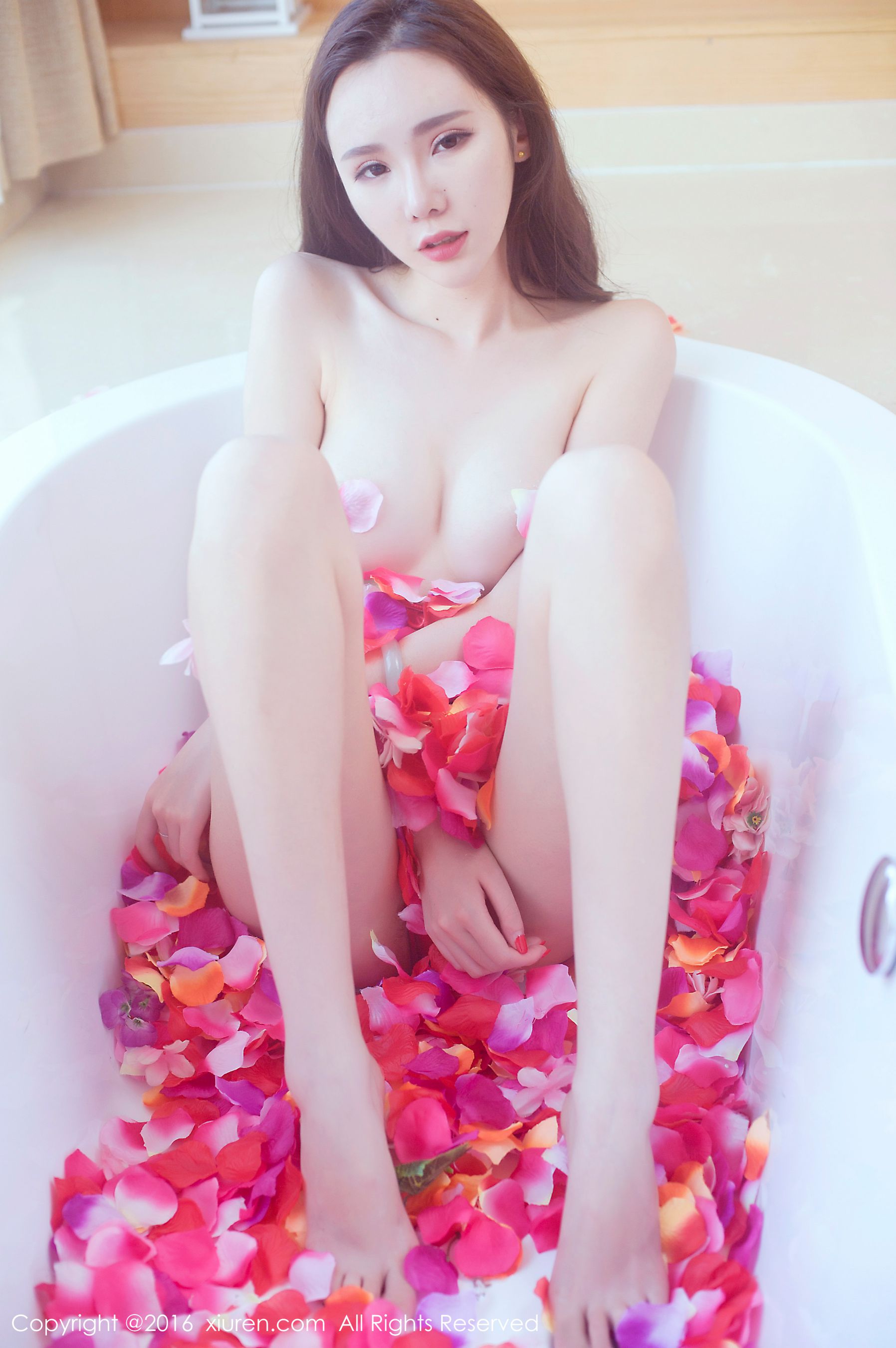 萌琪琪Irene《浴缸花瓣半裸诱惑、高叉猩红色连体比基尼》 [秀人网XiuRen] No.625