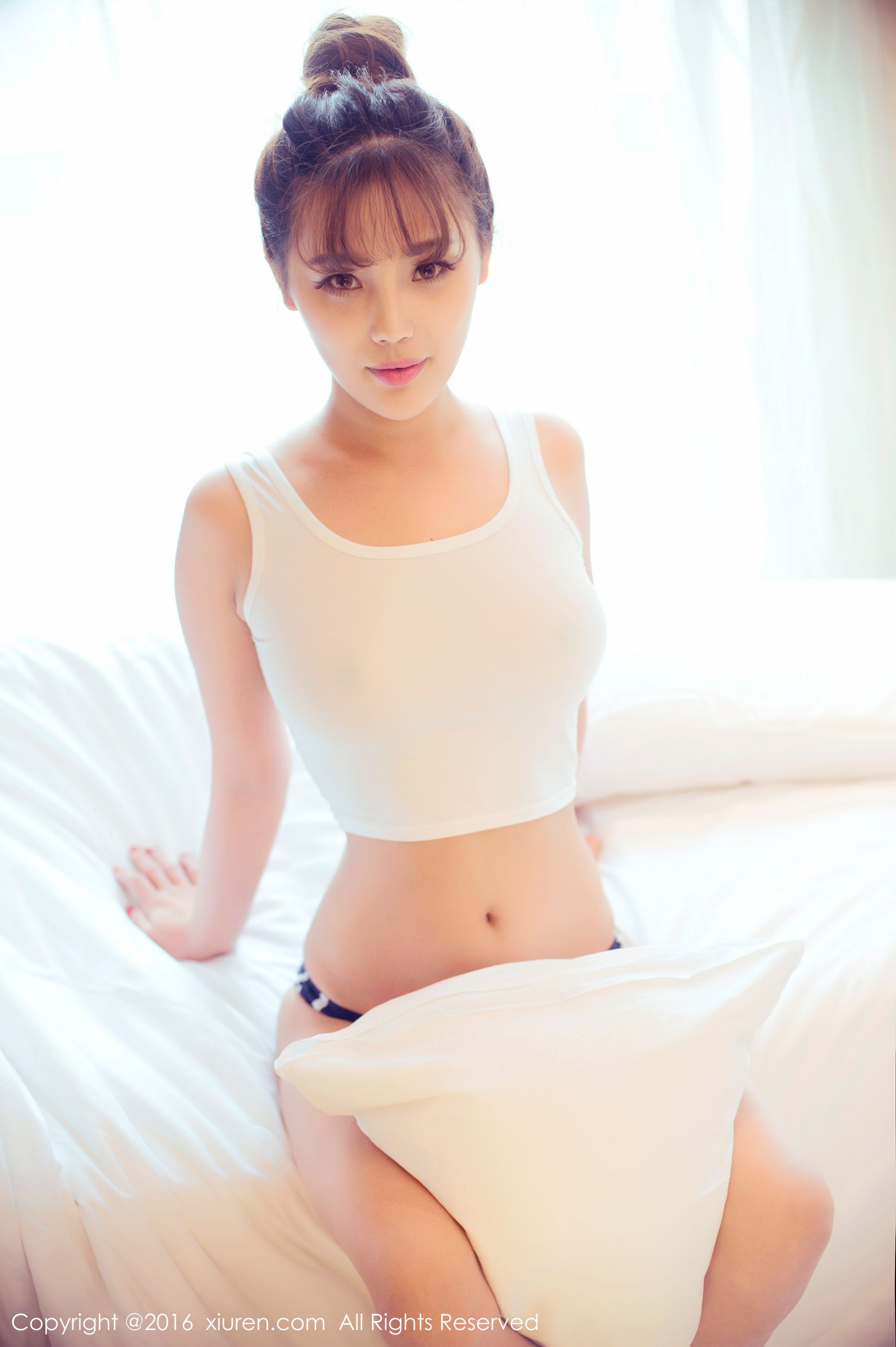 周予然《高叉泳衣、爆乳内衣、高跟美腿、白色超短工字背心装》 [秀人网XiuRen] No.633