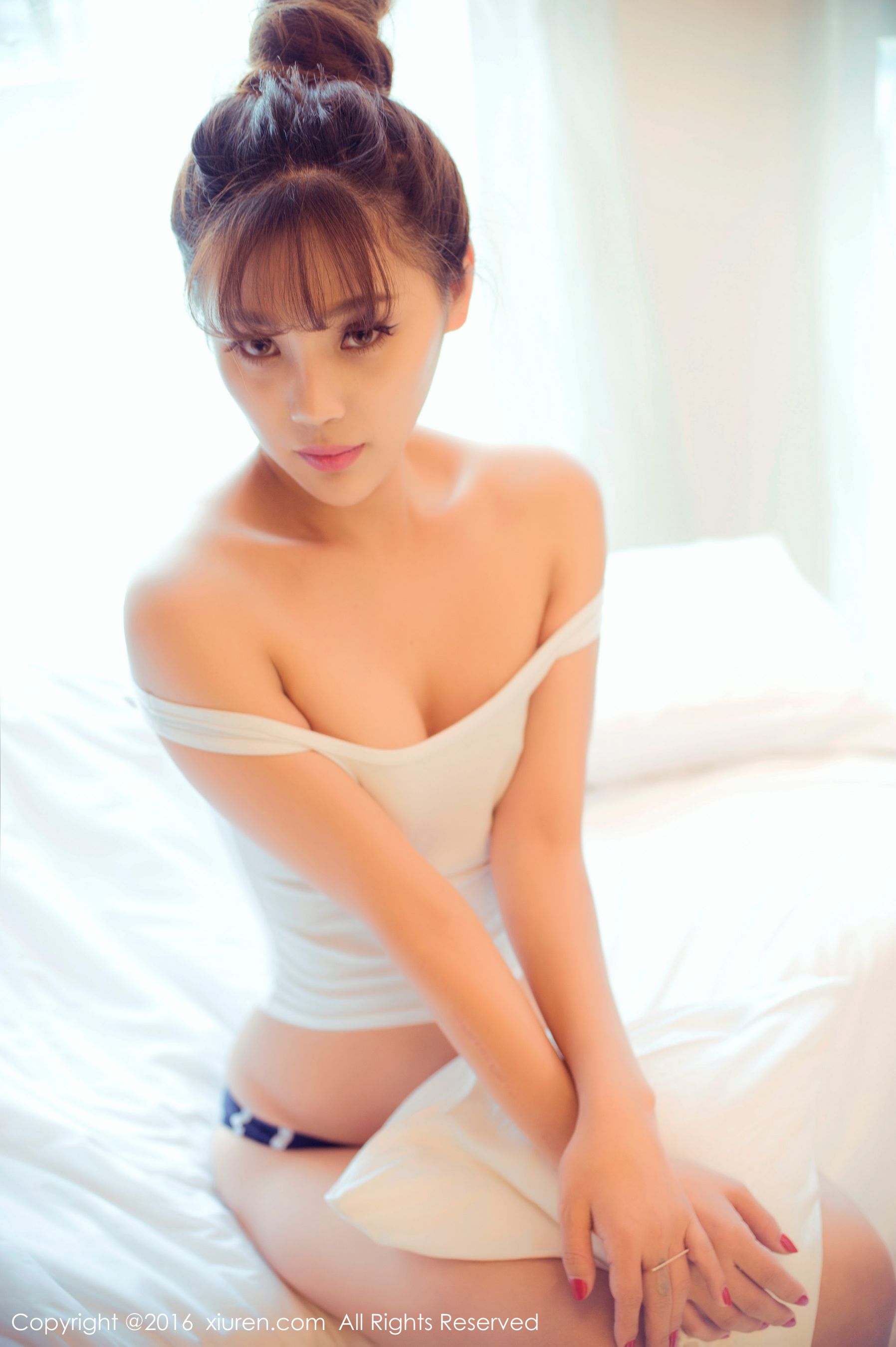 周予然《高叉泳衣、爆乳内衣、高跟美腿、白色超短工字背心装》 [秀人网XiuRen] No.633