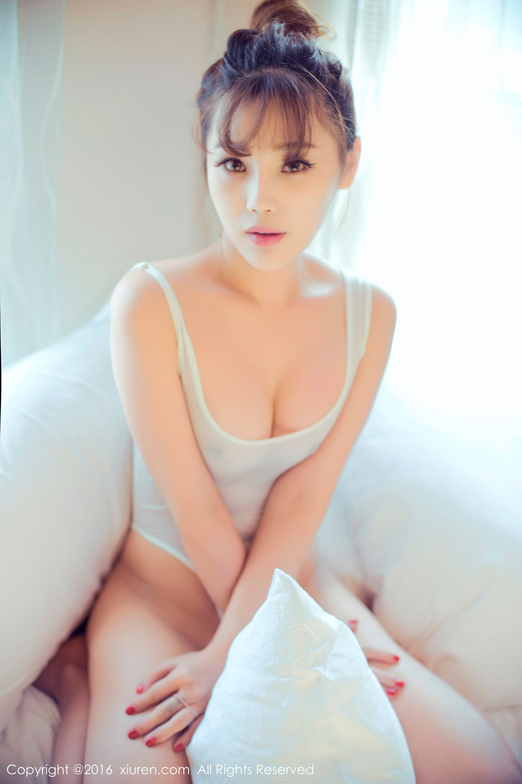 周予然《高叉泳衣、爆乳内衣、高跟美腿、白色超短工字背心装》 [秀人网XiuRen] No.633
