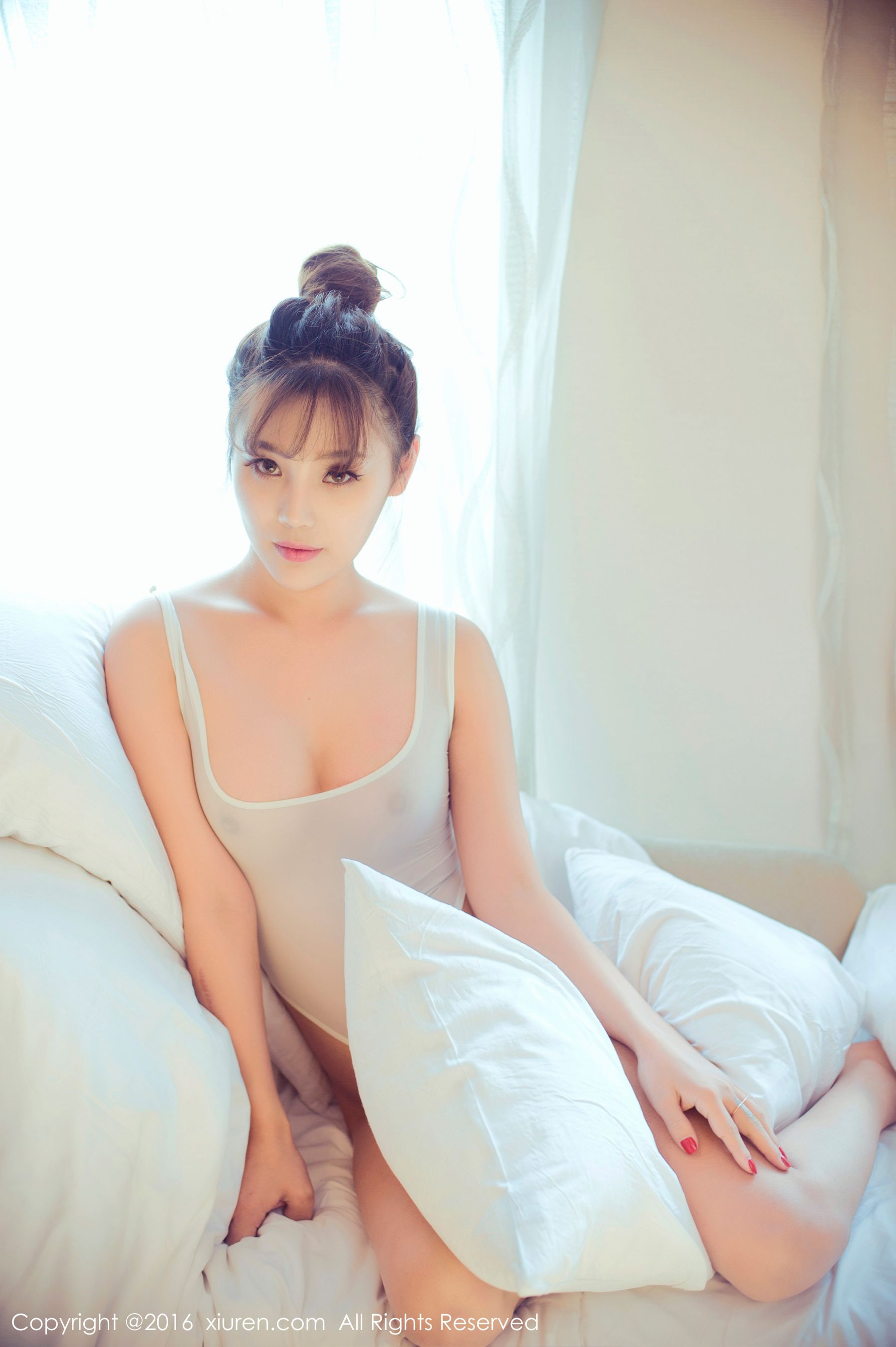 周予然《高叉泳衣、爆乳内衣、高跟美腿、白色超短工字背心装》 [秀人网XiuRen] No.633