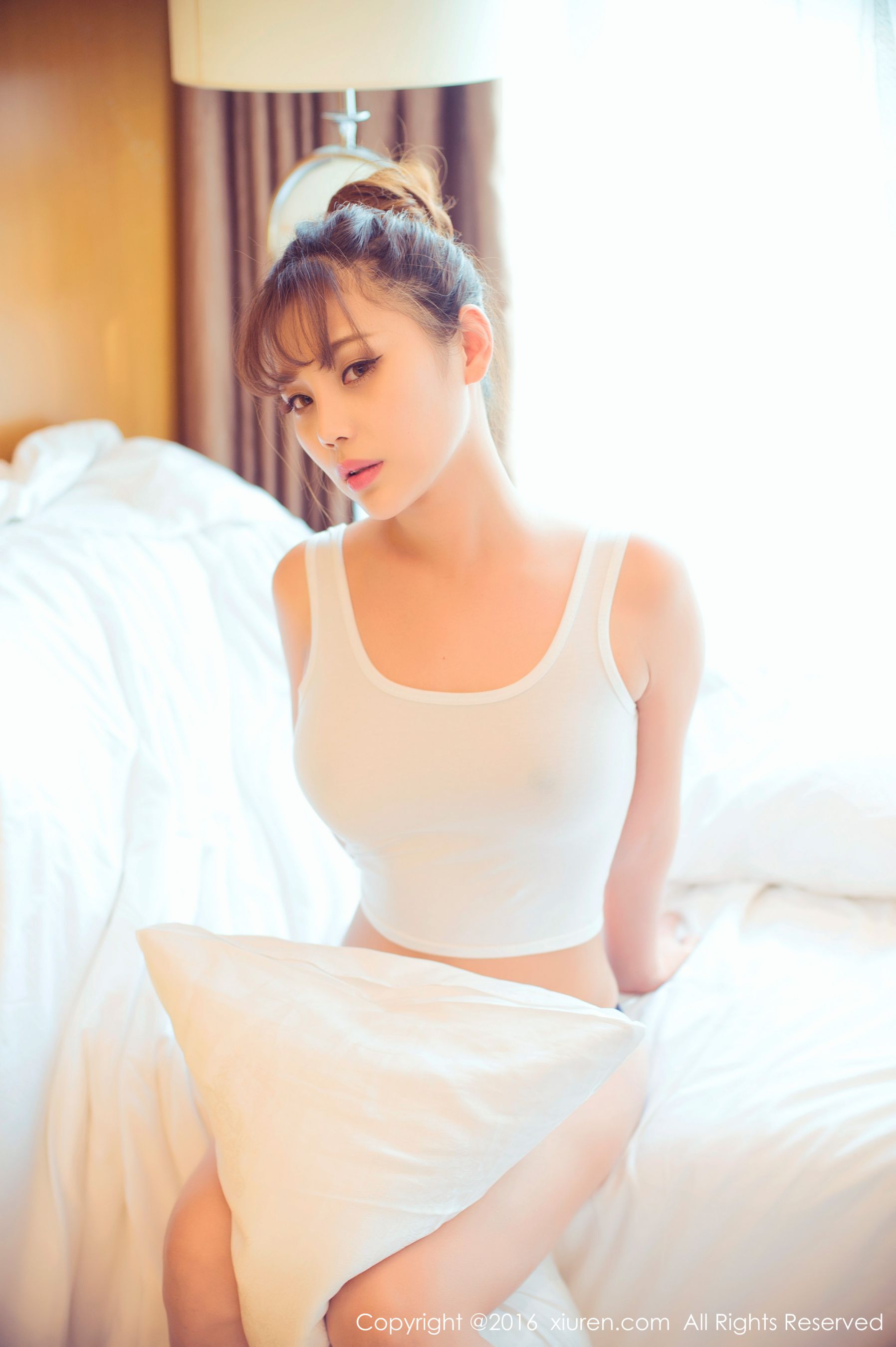 周予然《高叉泳衣、爆乳内衣、高跟美腿、白色超短工字背心装》 [秀人网XiuRen] No.633