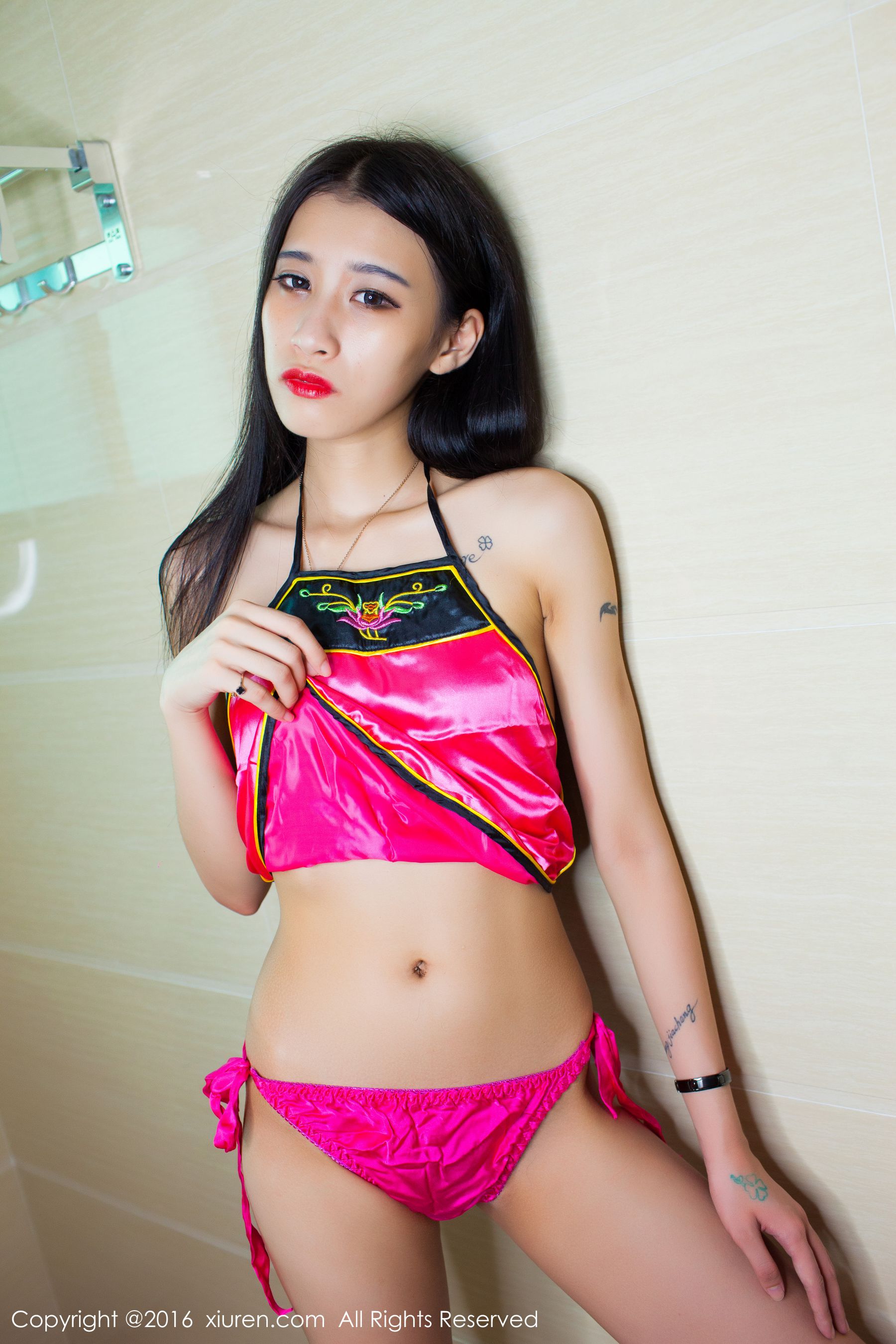 黄炜婷Tina《空姐制服、性感肚兜，清纯学生装与诱惑捆绑系列》 [秀人网XiuRen] No.637