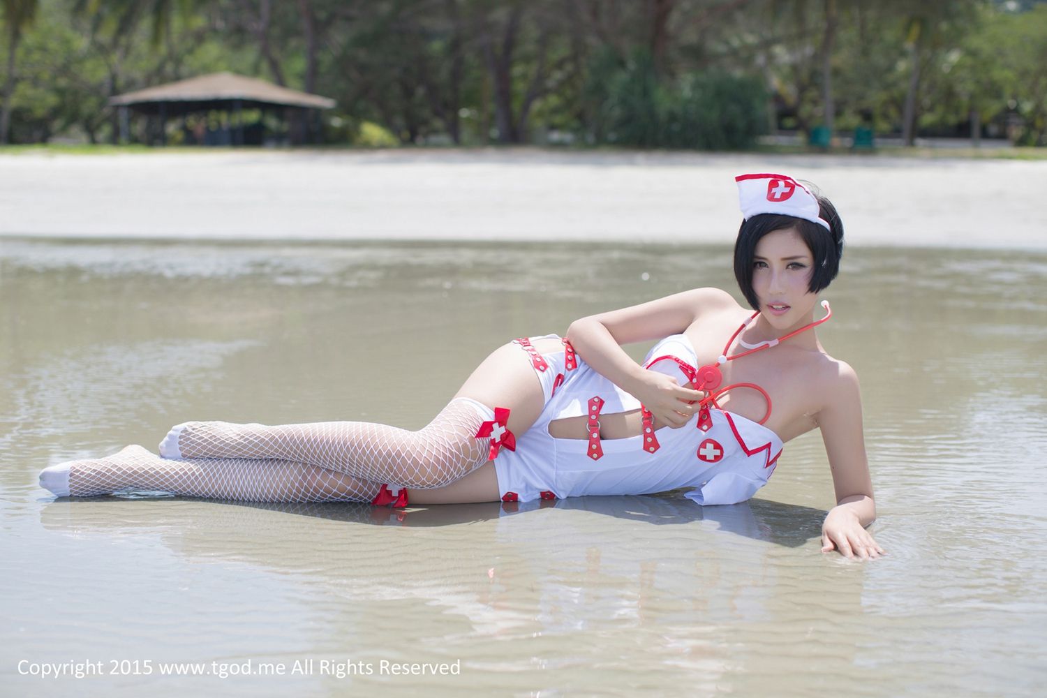 魅惑女神娜依灵儿《这位护士有点冷》 [TGOD推女神] 写真集