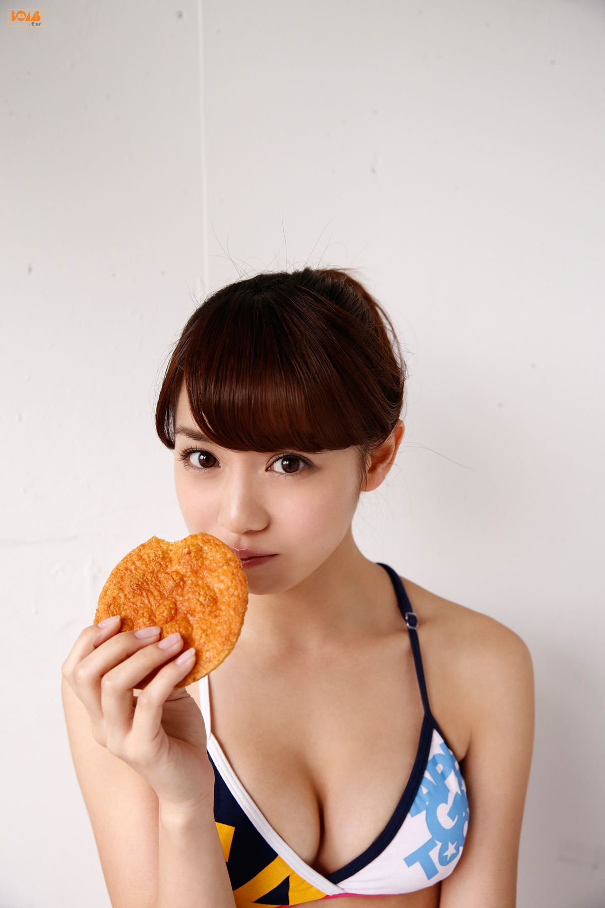 奥仲麻琴《Let s fly まこっちゃん!》  [Bomb.TV] 2015年01月号