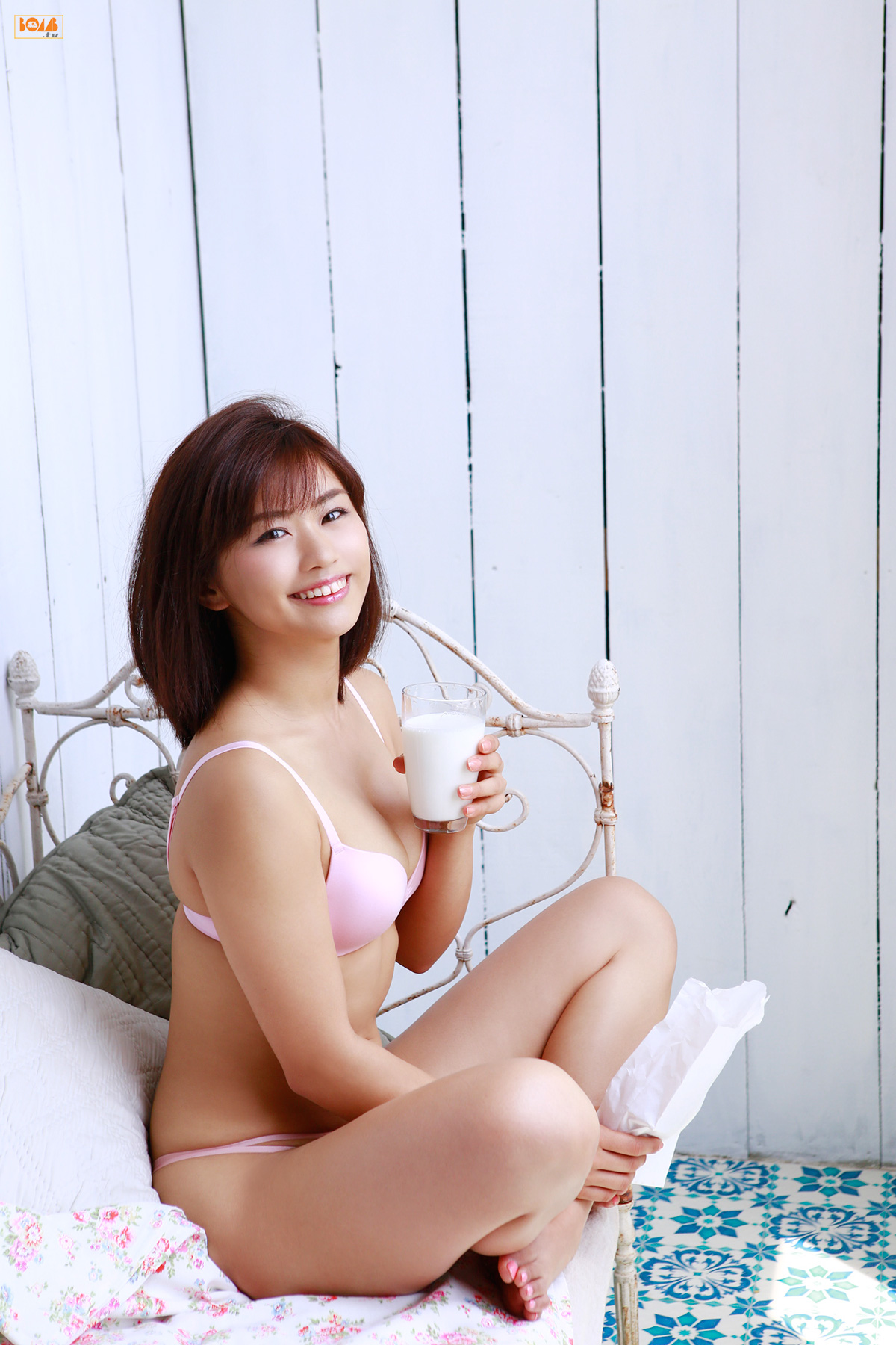 安枝瞳《きれいで刺激的なお姉さん》 [Bomb.TV] 2015年07月号
