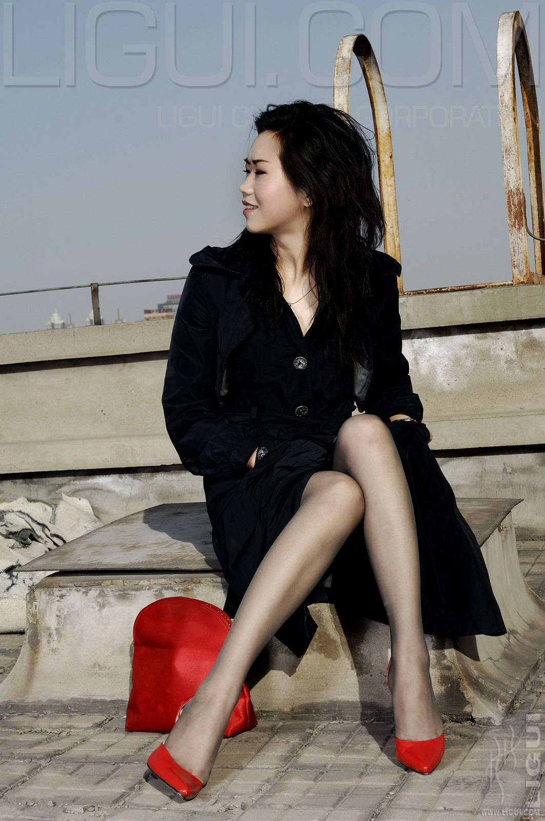 [丽柜LiGui] Model 程海伦《紅與黑》丝足写真图片