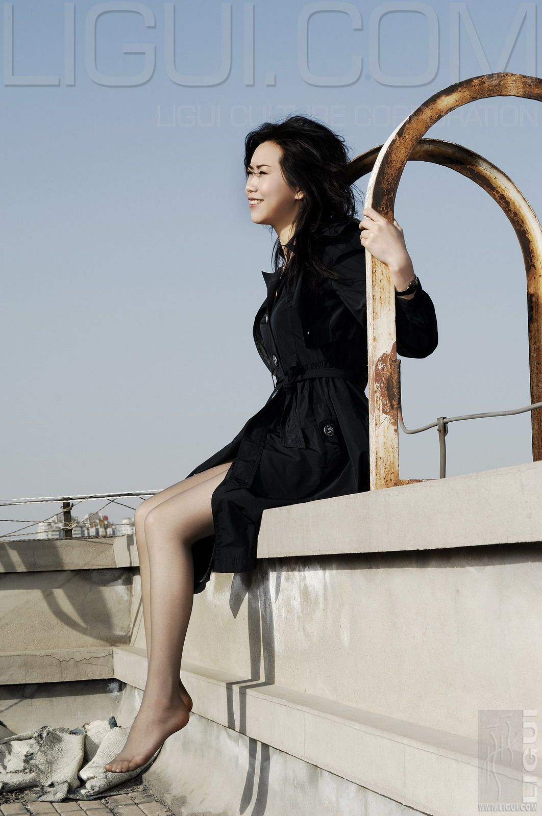 [丽柜LiGui] Model 程海伦《紅與黑》丝足写真图片