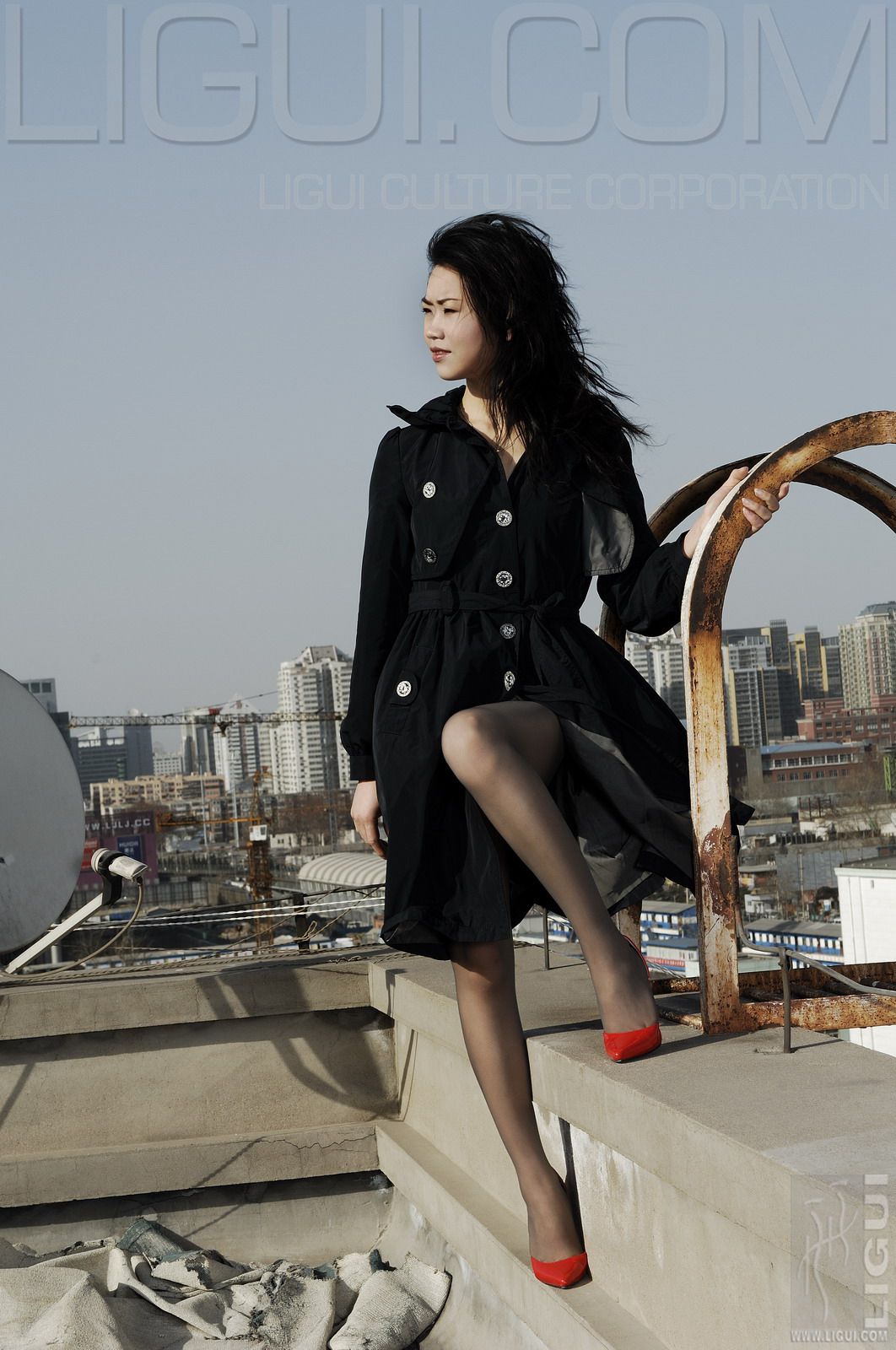 [丽柜LiGui] Model 程海伦《紅與黑》丝足写真图片