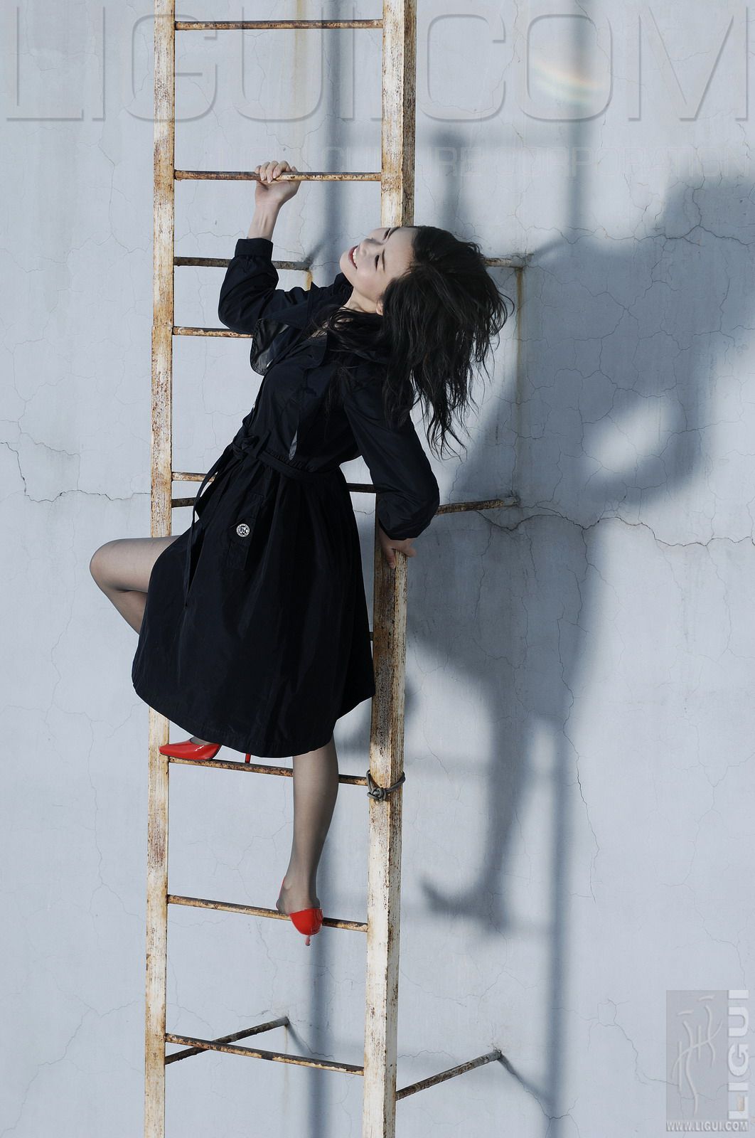 [丽柜LiGui] Model 程海伦《紅與黑》丝足写真图片