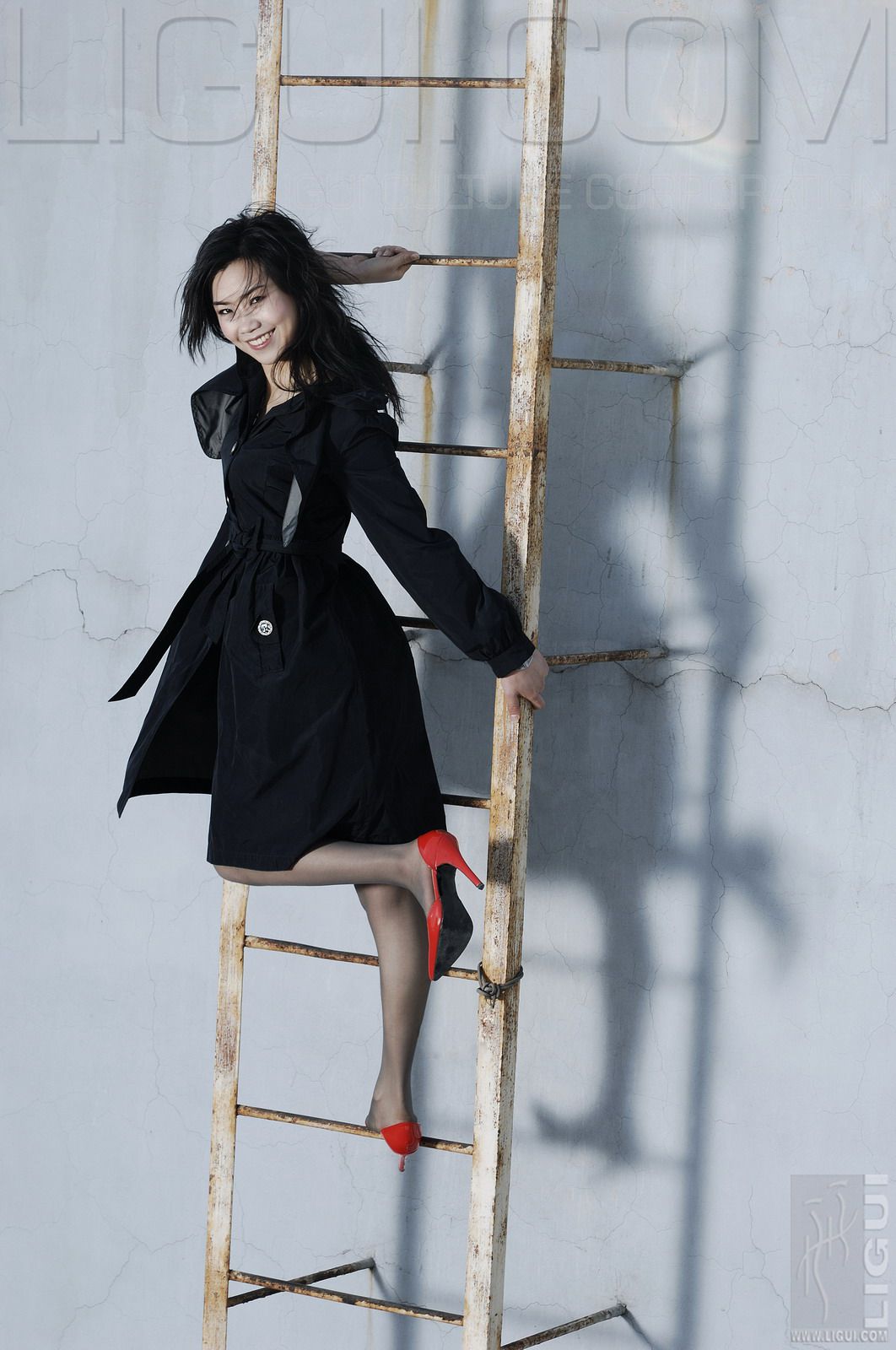 [丽柜LiGui] Model 程海伦《紅與黑》丝足写真图片